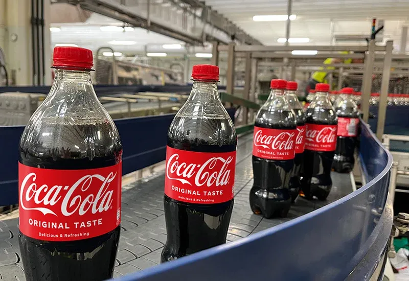 Die neuen 0,85 Liter PET-Flaschen für Coca-Cola & Co. gibt es (vorerst) nur in Deutschland.
