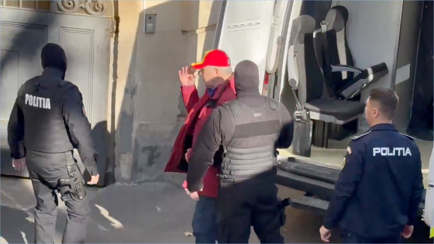 Die Festgenommenen werden in eine Justizanstalt gebracht