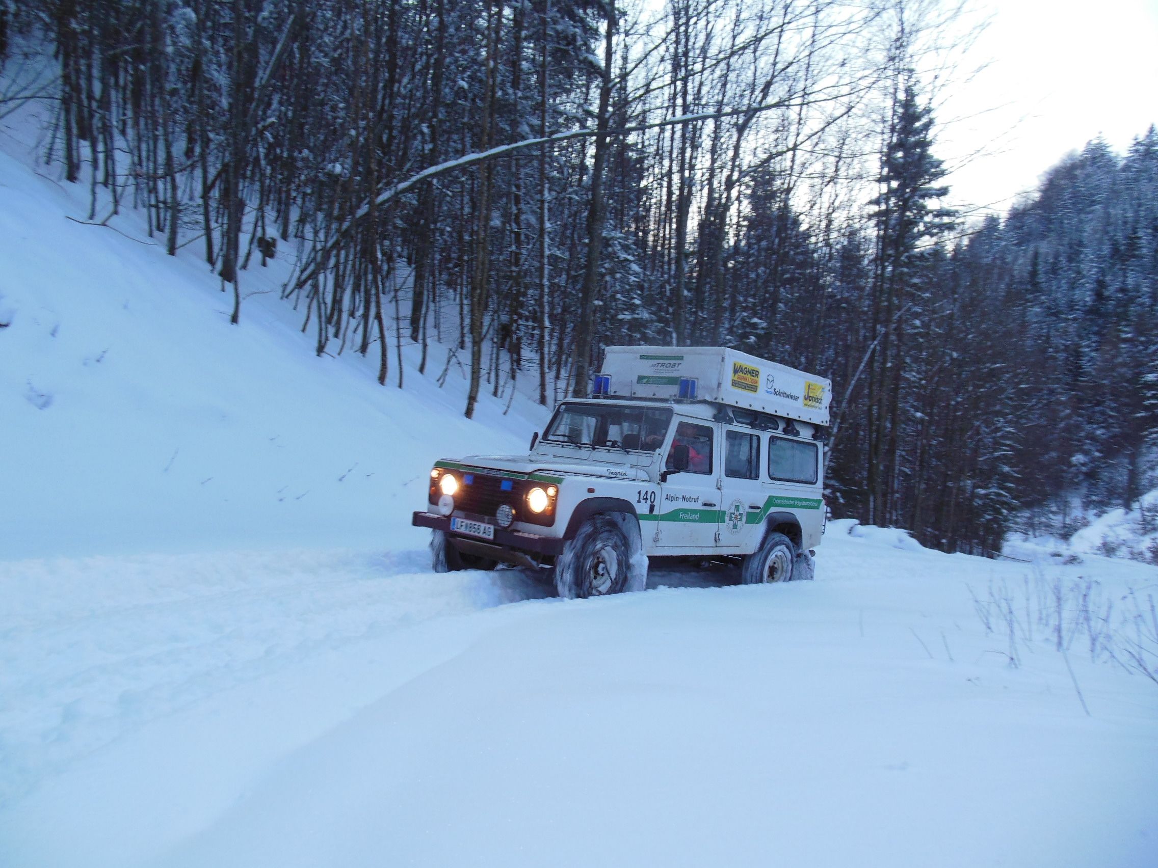 Einsatzkräfte der Bergrettung fanden den 87-Jährigen. (Archivbild)