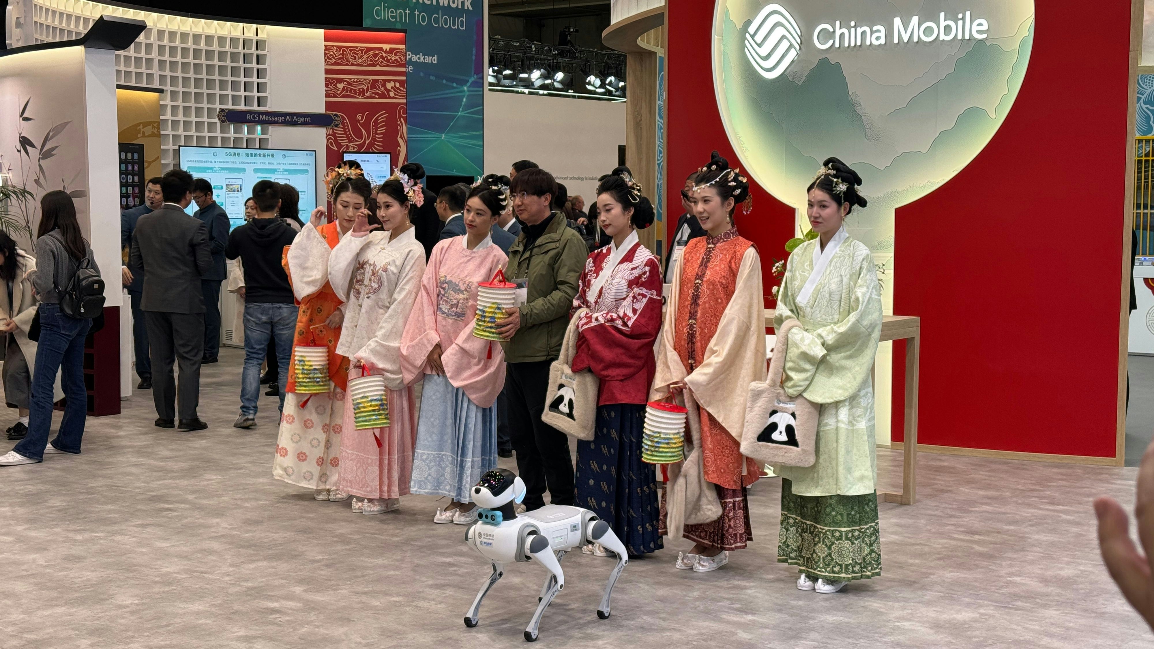 "Traditionelle" Zurschaustellungen durften nicht fehlen.