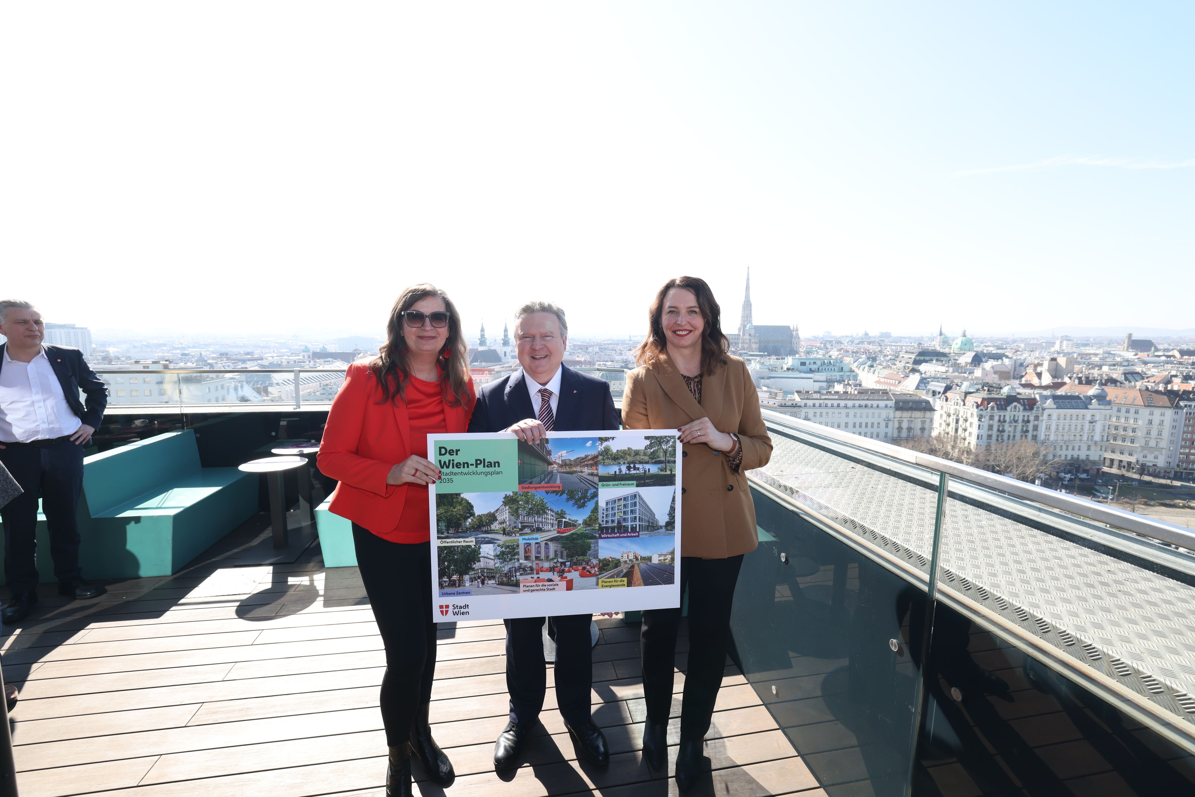 Planungsstadträtin Ulli Sima, Wiens Bürgermeister Michael Ludwig und Stadtplanungssprecherin Selma Arapovic präsentieren den neuen Stadtentwicklungsplan 2035.