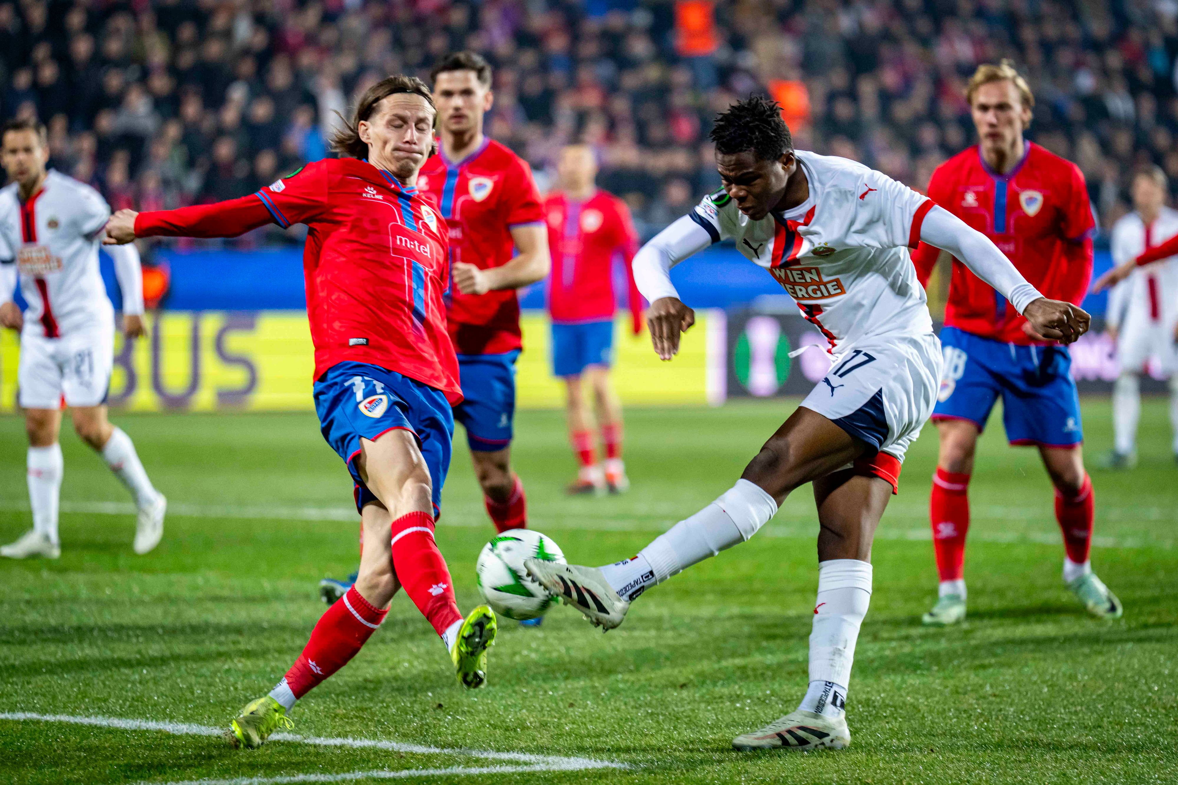 Mamadou Sangare im Duell mit Borac Banja Luka. 