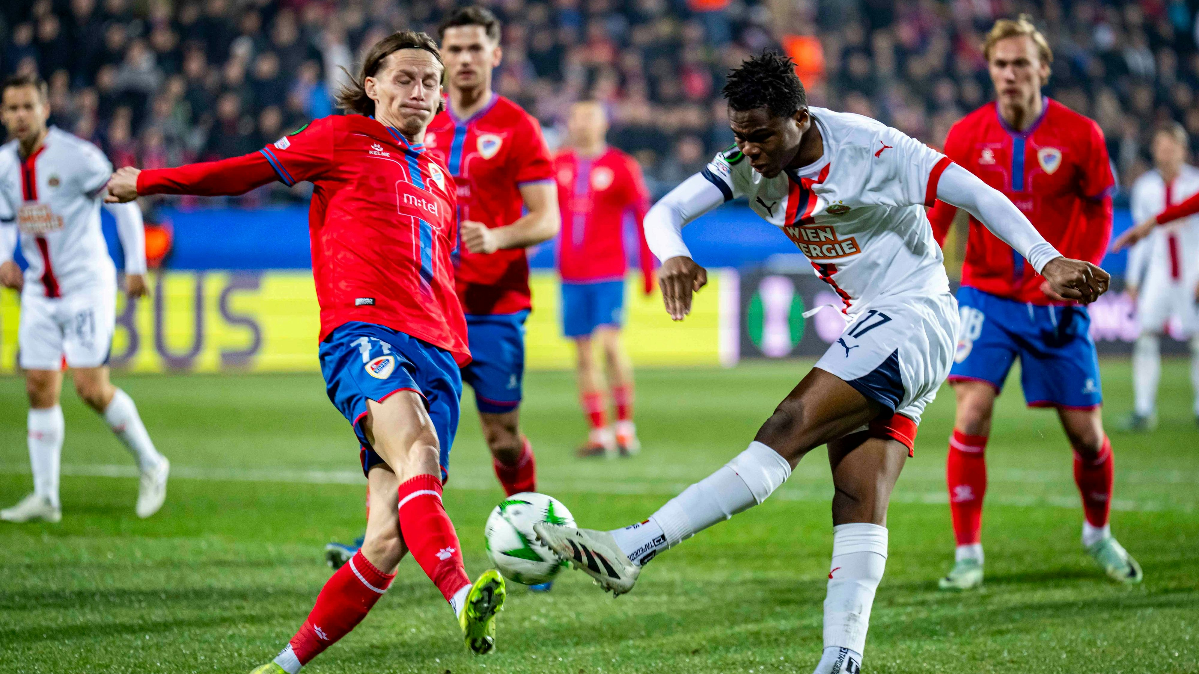 Mamadou Sangare im Duell mit Borac Banja Luka. 