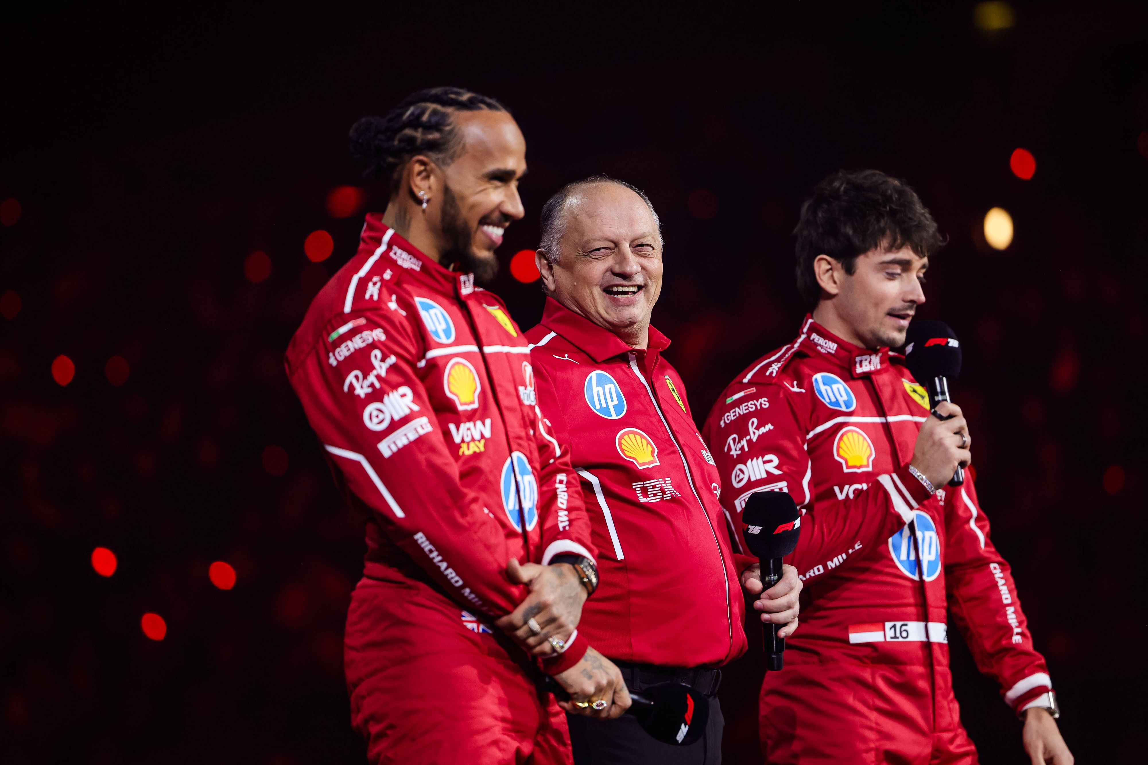 Fred Vasseur (m.) mit seinen Fahrern Lewis Hamilton und Charles Leclerc.