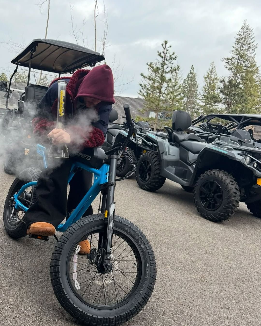 Justin Bieber sorgt mit neuen Instagram-Bildern für Aufsehen: Er raucht eine Bong auf einem Fahrrad.