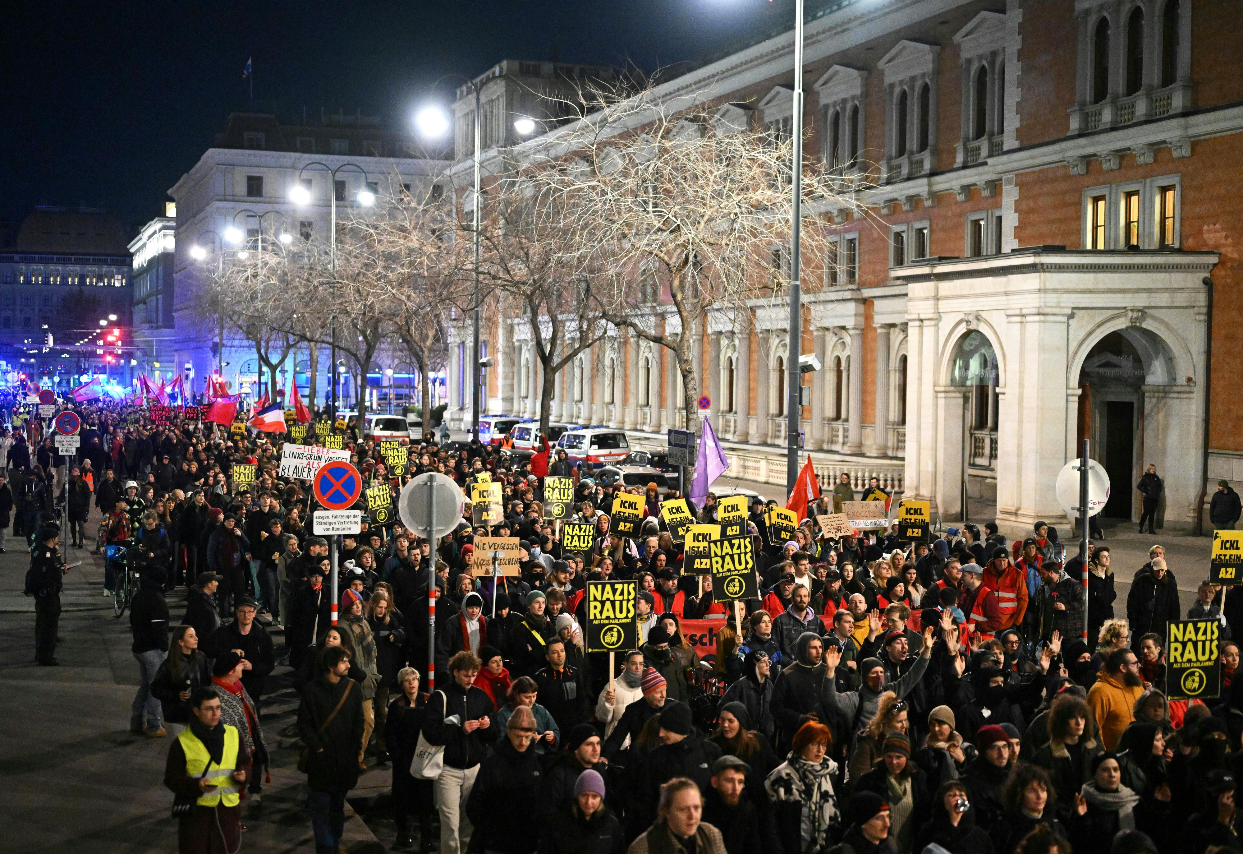 Tausende Menschen nahmen im Vorjahr an der Akademikerball-Demo in Wien teil.