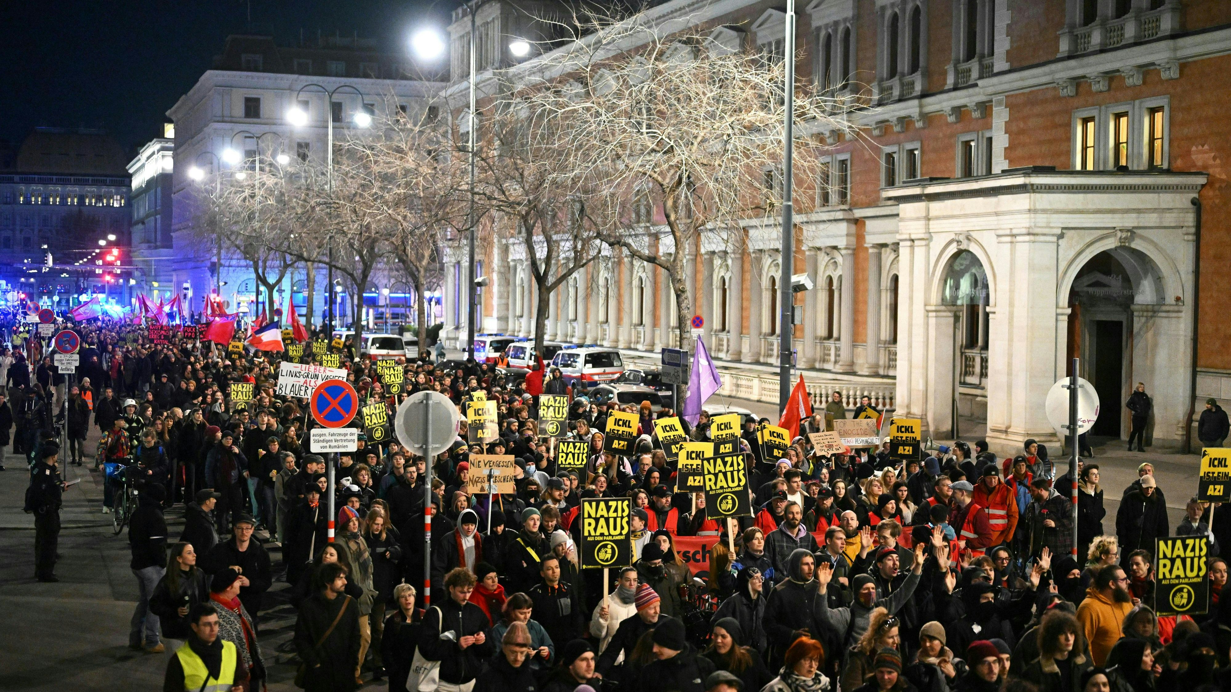 Tausende Menschen nahmen im Vorjahr an der Akademikerball-Demo in Wien teil.