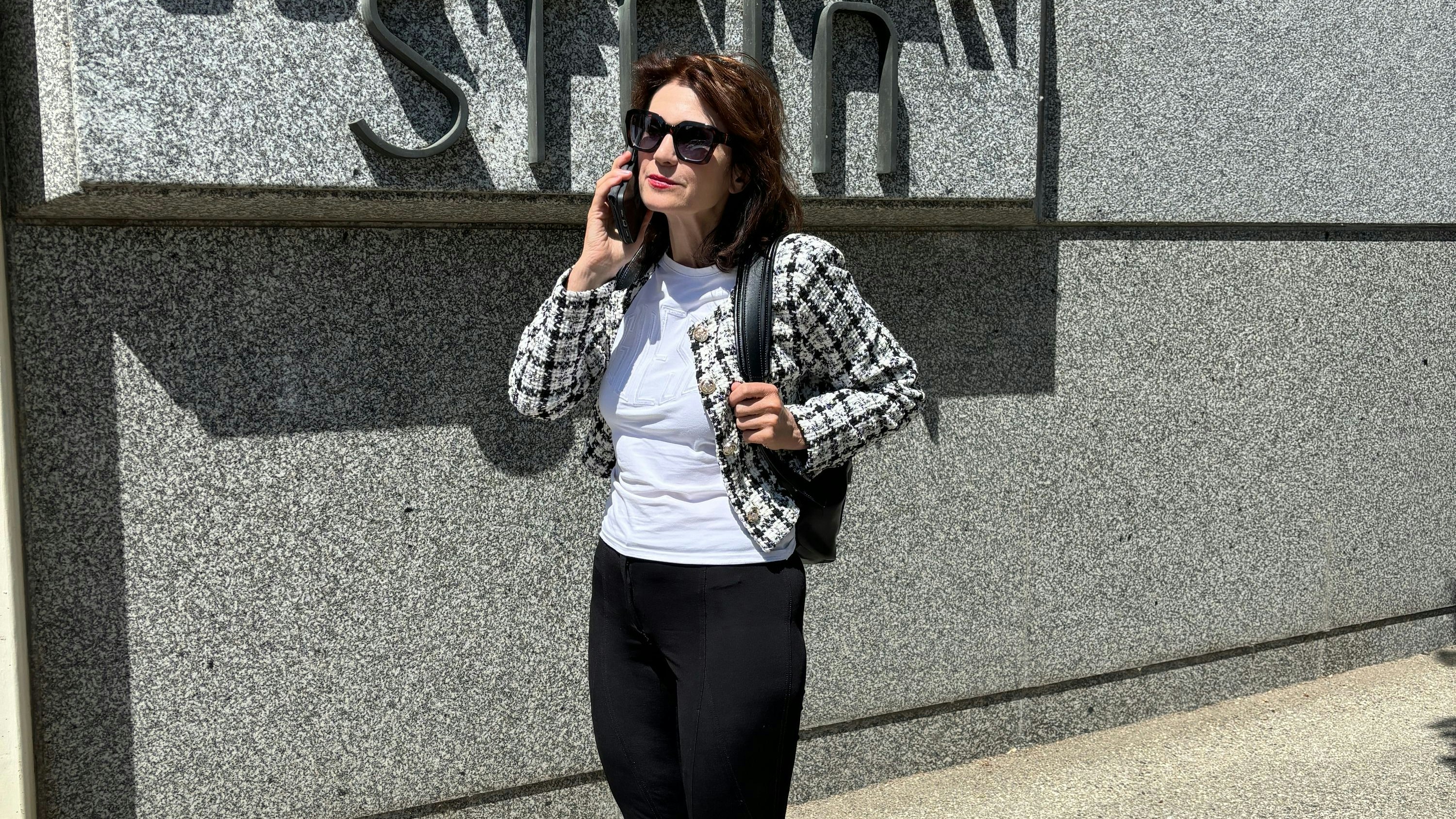 Star-Anwältin Astrid Wagner vor der Justizanstalt Stein. 