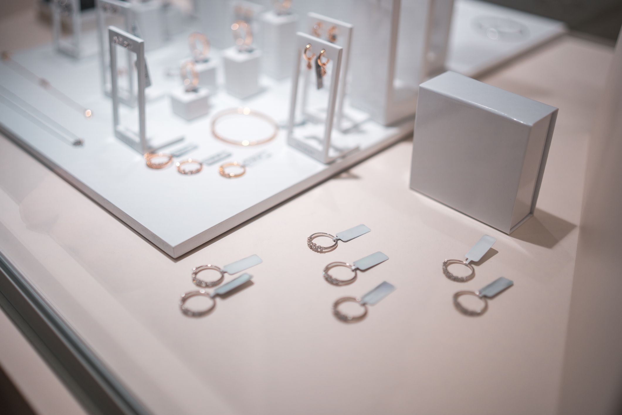 In Florida gibt sich ein Mann als Mitarbeiter eines Sportstars aus und raubt Ohrringe im Wert von rund 770.000 Dollar.