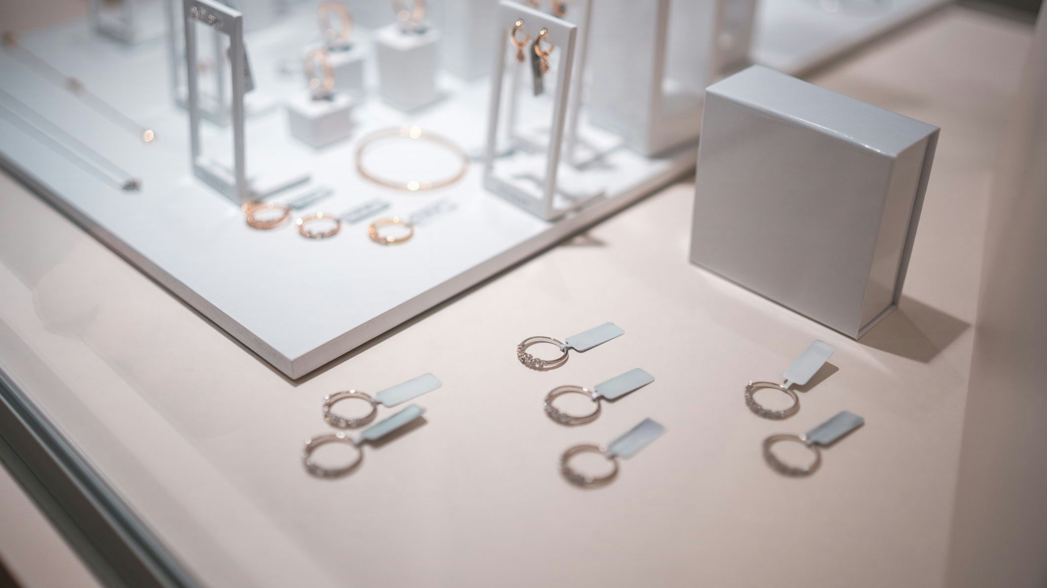 In Florida gibt sich ein Mann als Mitarbeiter eines Sportstars aus und raubt Ohrringe im Wert von rund 770.000 Dollar.