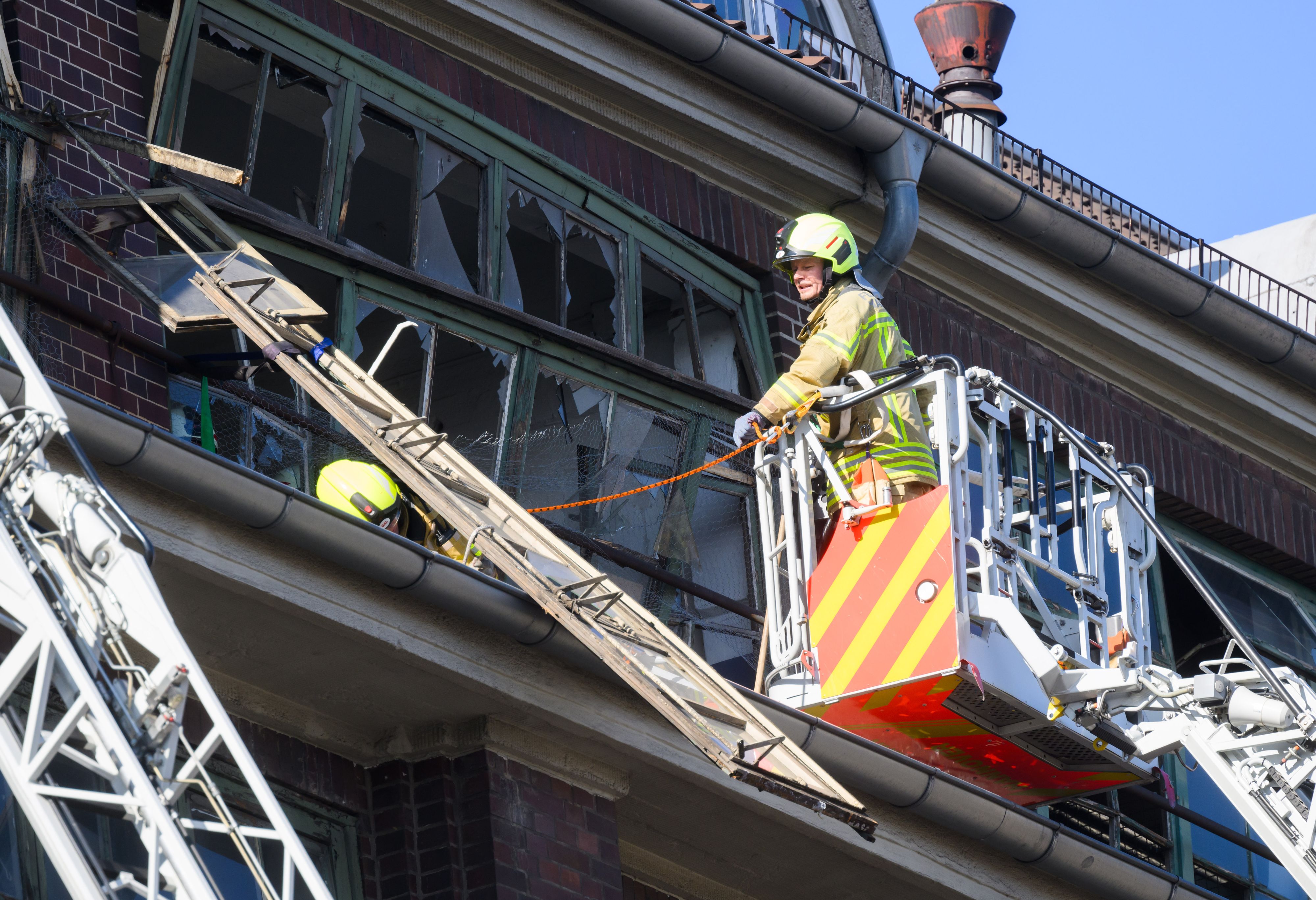 Die Fenster im 5. Stock sind bei der Explosion geborsten.