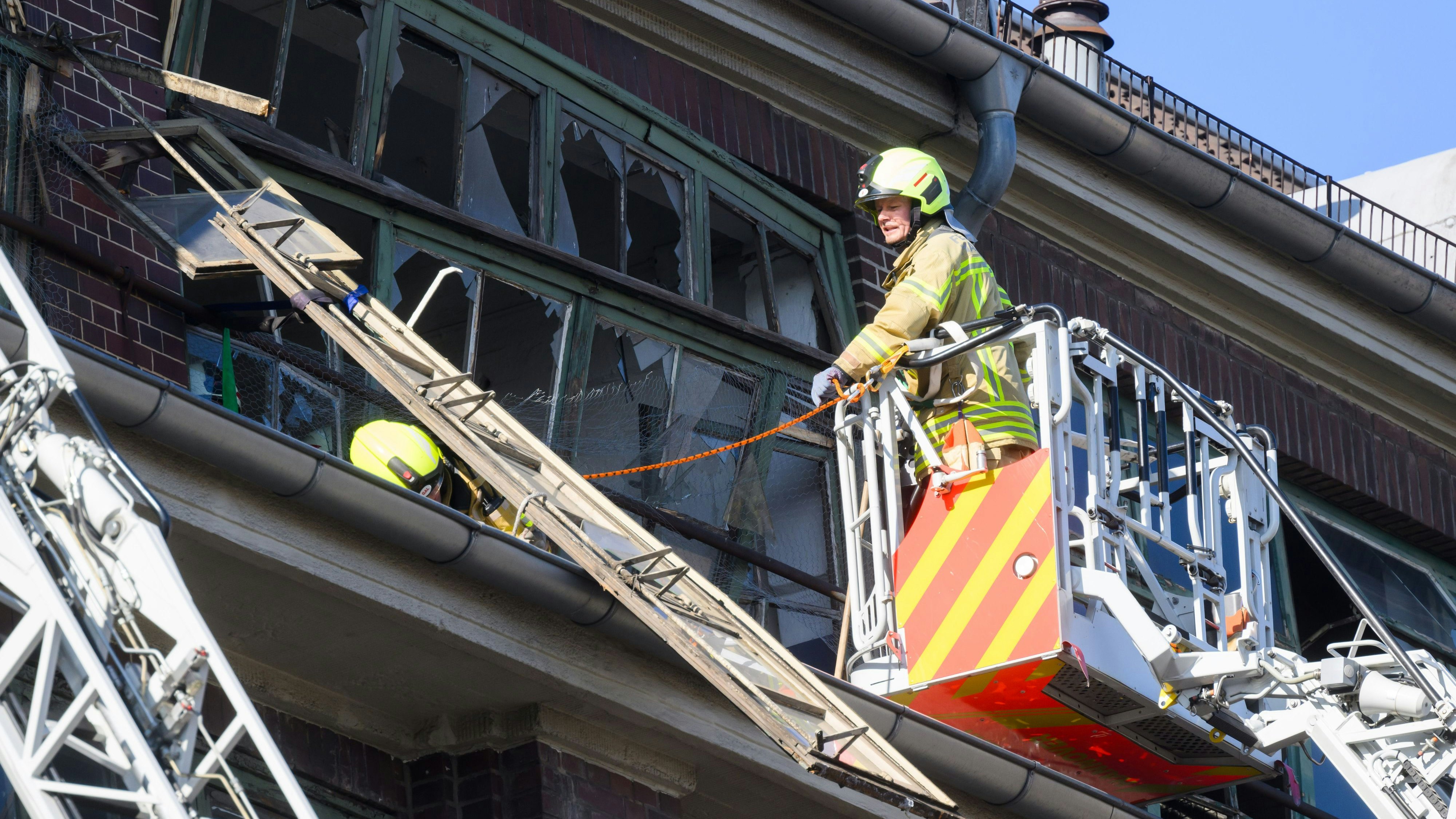 Download von www.picturedesk.com am 06.03.2025 (12:33).  06 March 2025, Lower Saxony, Hanover: Firefighters secure a destroyed façade on a Continental building from a turntable ladder. Following an explosion at automotive supplier and tire manufacturer Continental, the fire department in Hanover has been called out to a major operation. Seven people were examined by the emergency services, and the fire department assumes that there were some minor injuries Photo: Julian Stratenschulte/dpa - 20250306_PD2513 - Rechteinfo: Rights Managed (RM)