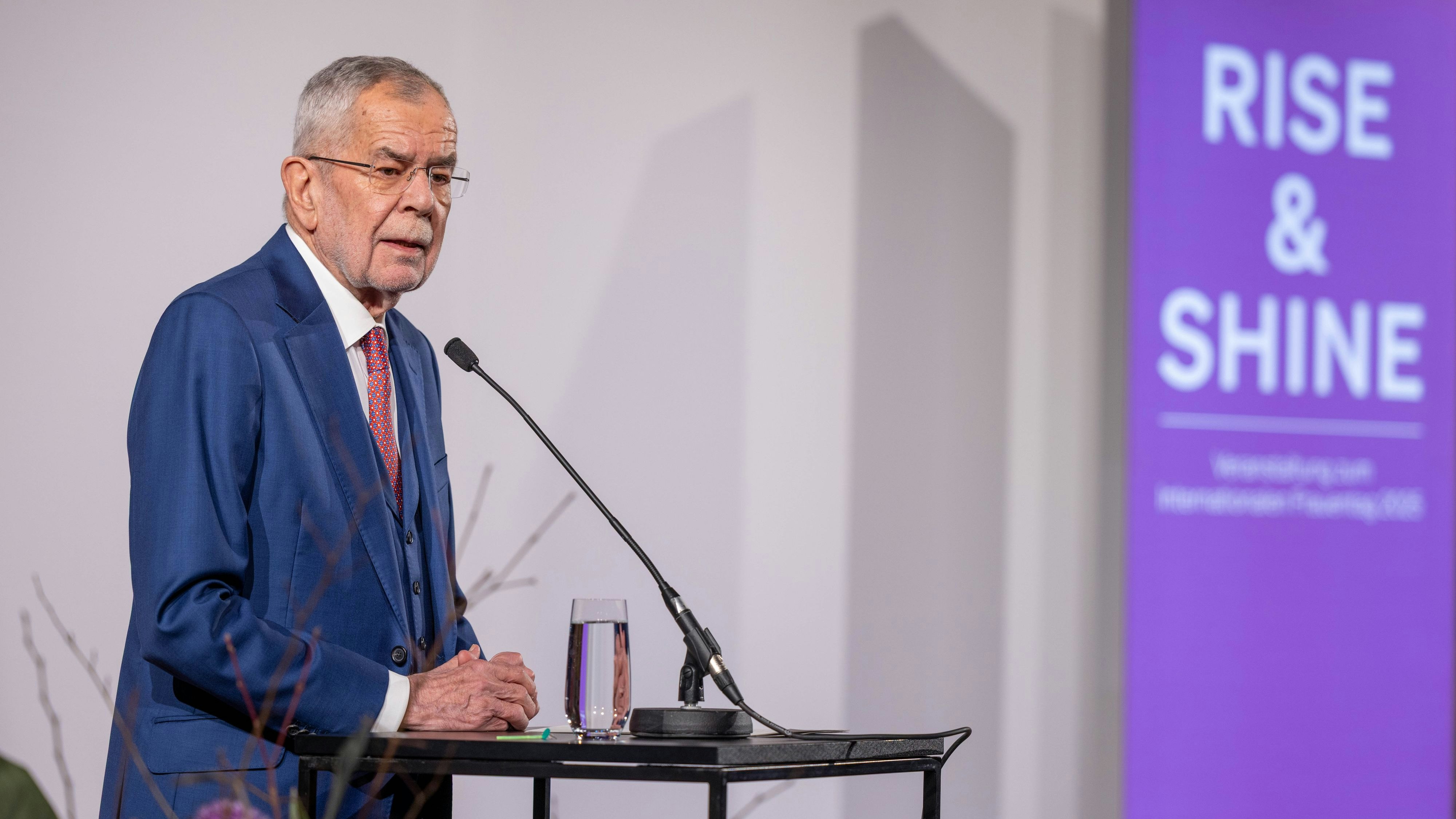 "Was unsere Kinder, unsere Jugendlichen auf Ihren Handys sehen, formt ihr Bild von dieser Welt", so VdB in seiner Frauentags-Rede.ise & Shine