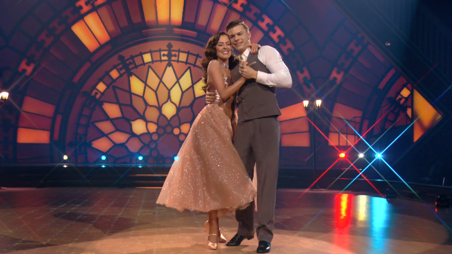 Der 22-jährige Sportler gibt beim Tanzen sein Bestes.