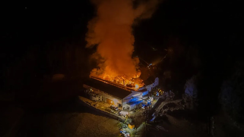 Der Feuerschein war bereits aus großer Entfernung sichtbar,...