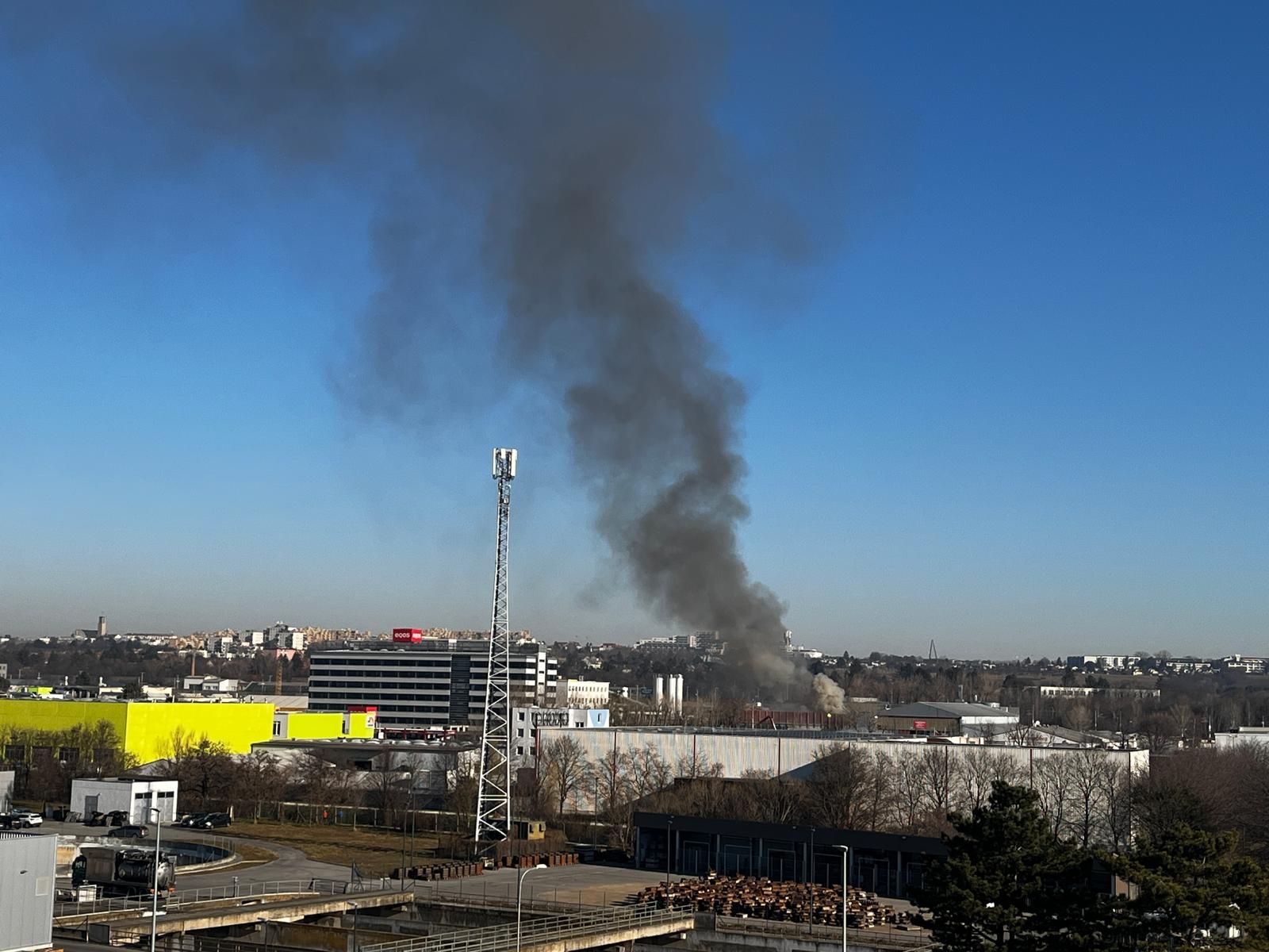Riesige Rauchsäule über Wien – Mülldeponie in Brand.
