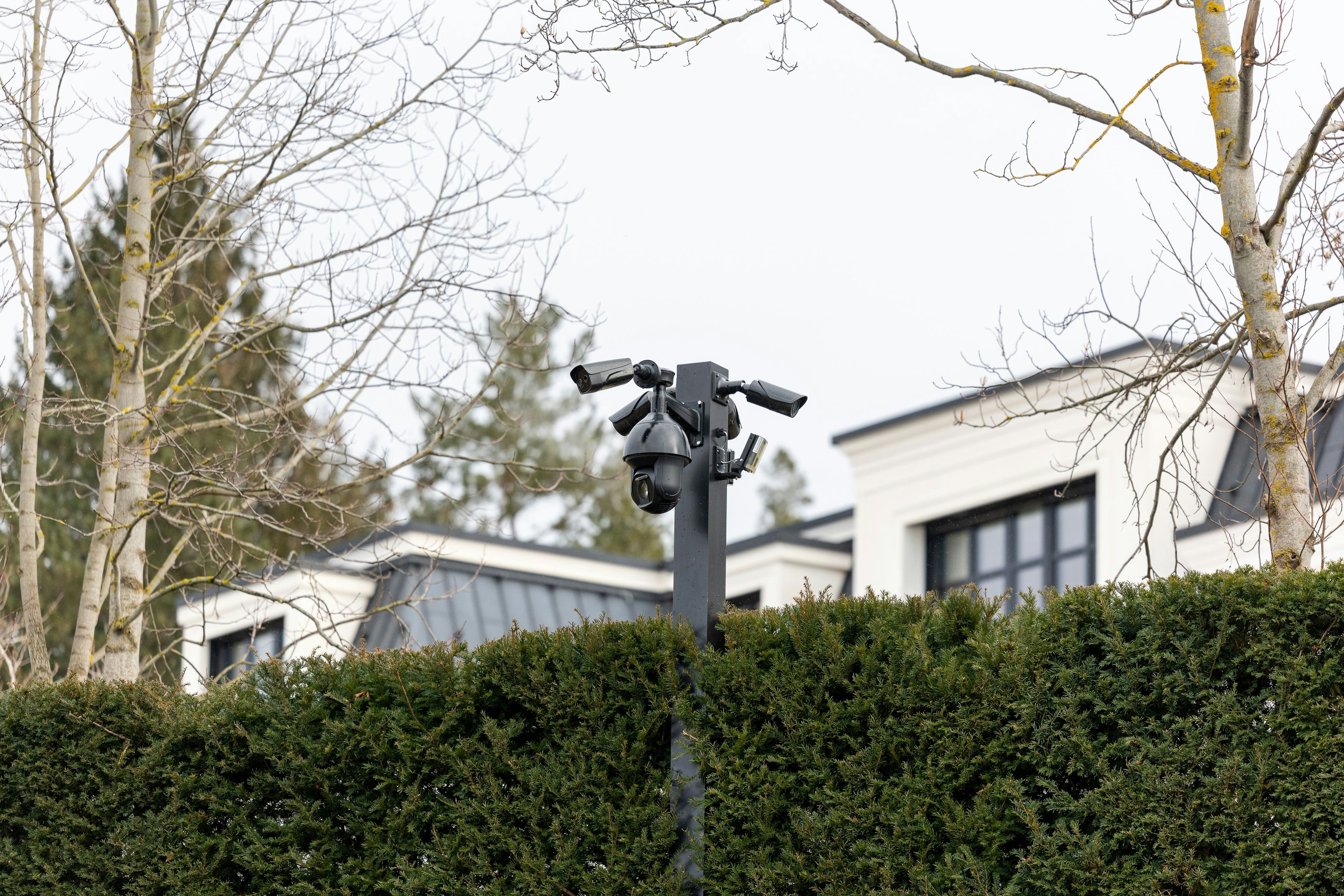 Solange die Familie in der Villa in Igls wohnten, wurde das Gebäude streng überwacht. Trotzdem sei es seiner Frau "einfach wichtig gewesen, manche Dinge außerhalb der Villa" aufzubewahren, so René Benko