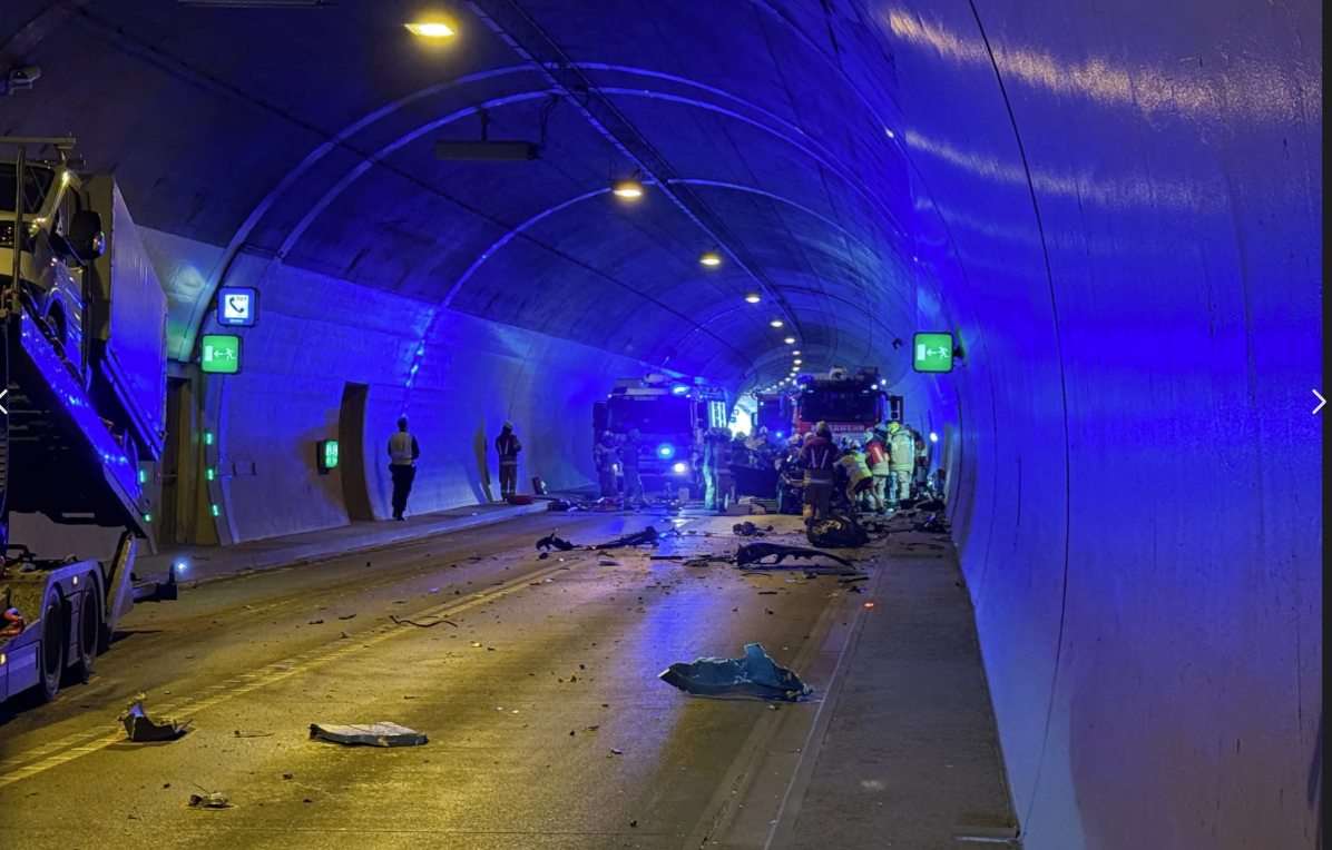 Trümmerfeld im Umfahrungstunnel Henndorf.