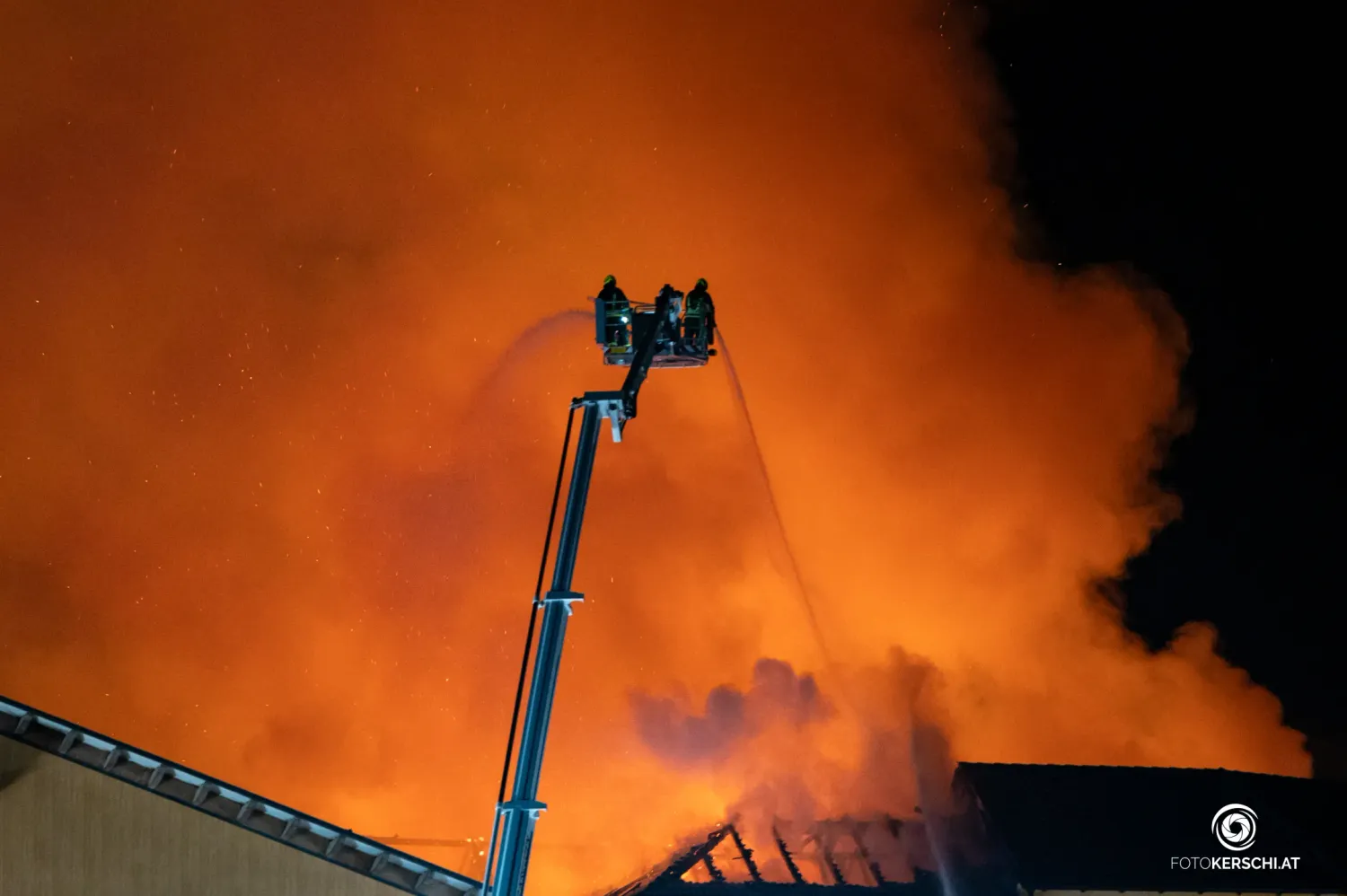 Fast 200 Feuerwehrleute bekämpften den verheerenden Brand in St. Georgen am Walde (Bez. Perg).