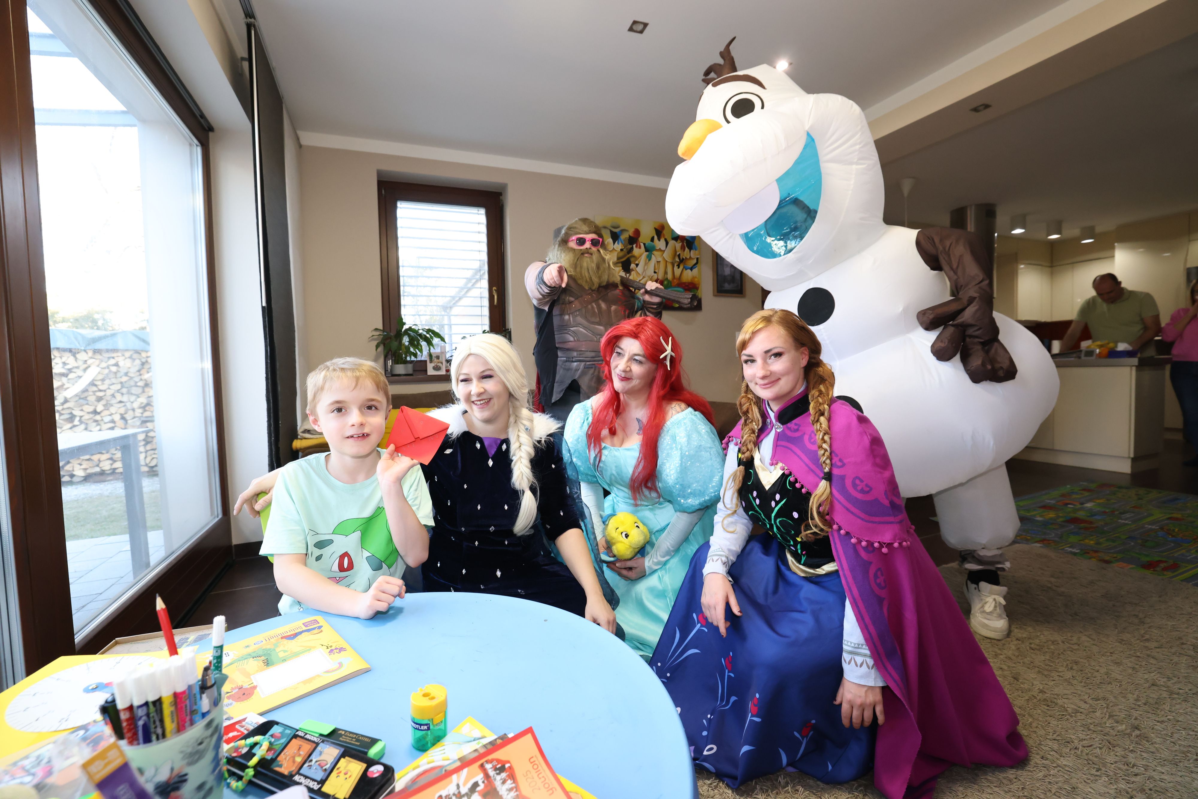 Ehrenamtliche, verkleidet als Superhelden, besuchen den schwer kranken Bruno.