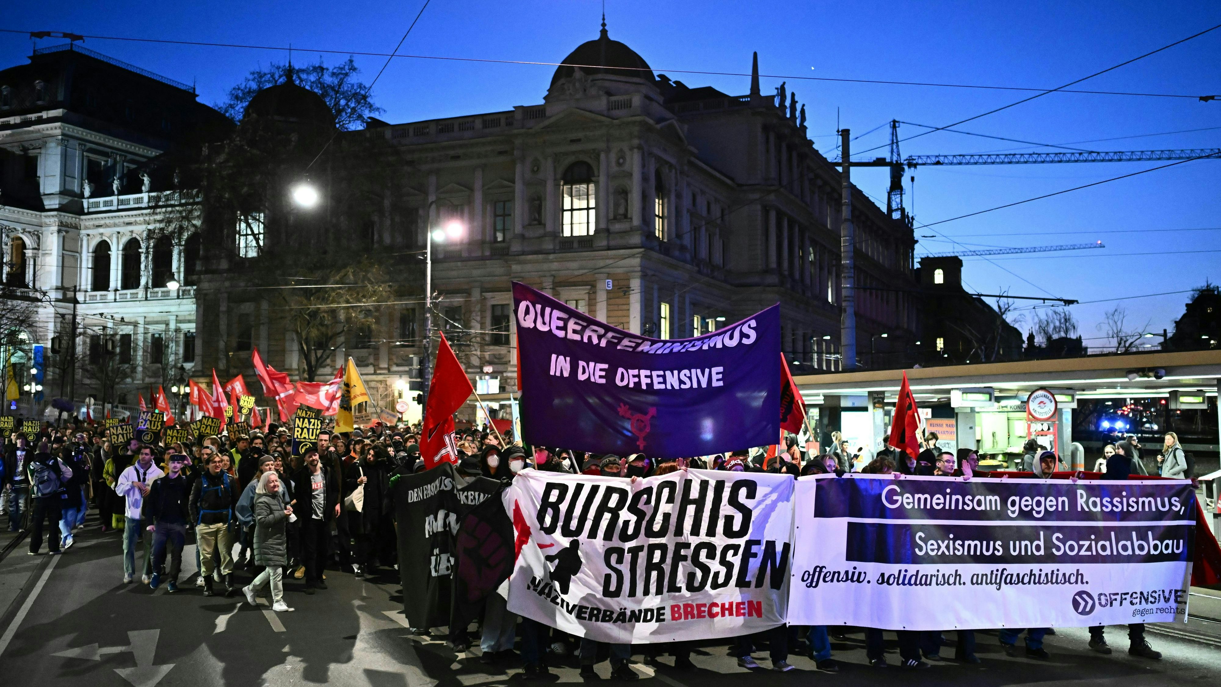 Eine Demonstration der Offensive gegen Rechts gegen den "Akademikerball" am Freitag.