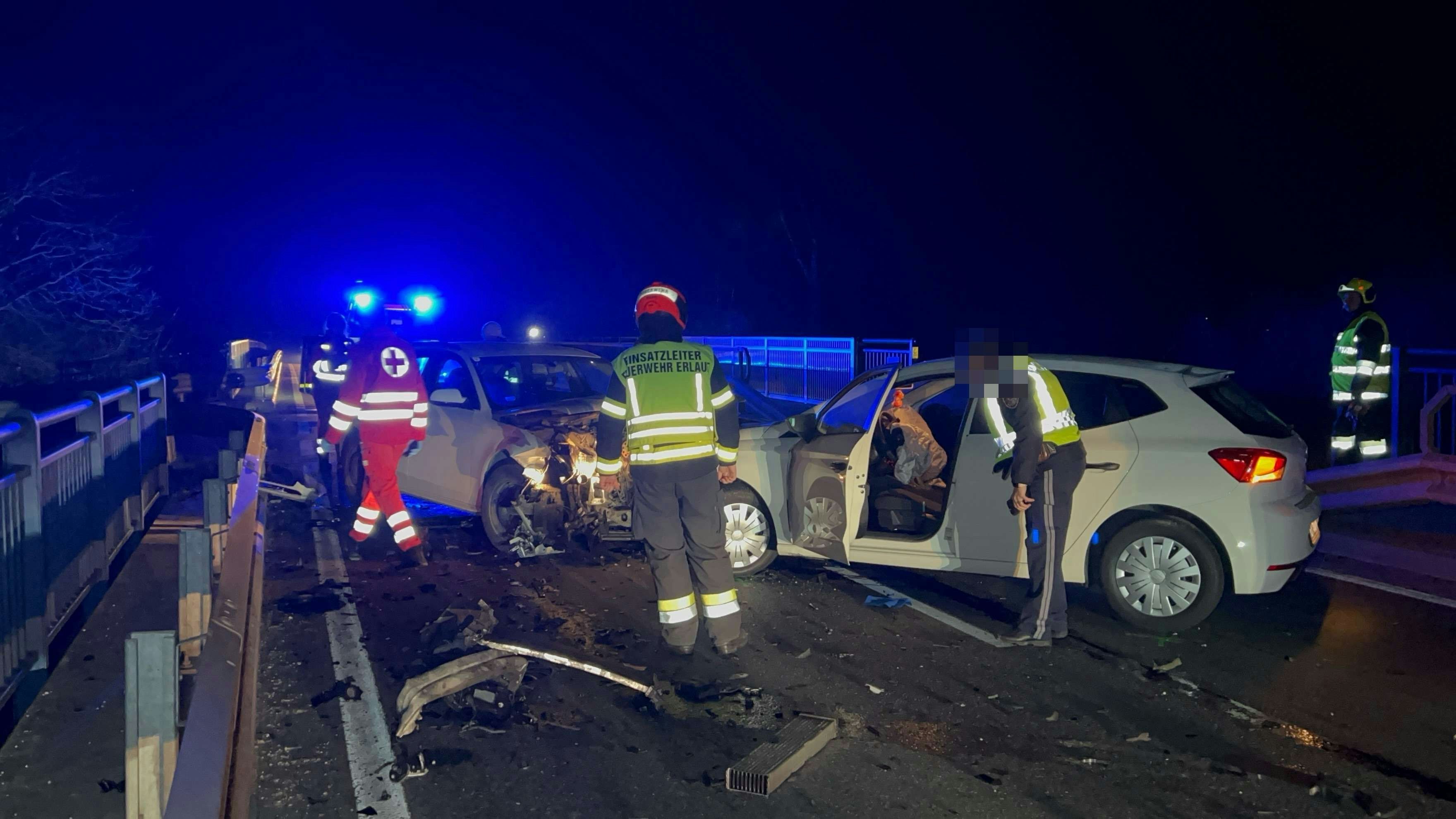 Heute.at - Einsatzkräfte riegeln nach Kollision auf B1 alles ab