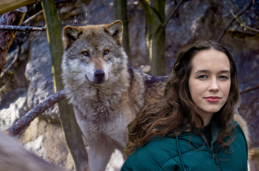 Die mit dem Wolf tanzt: Lena Schilling sorgt sich um den Tier- und Umweltschutz in der EU.