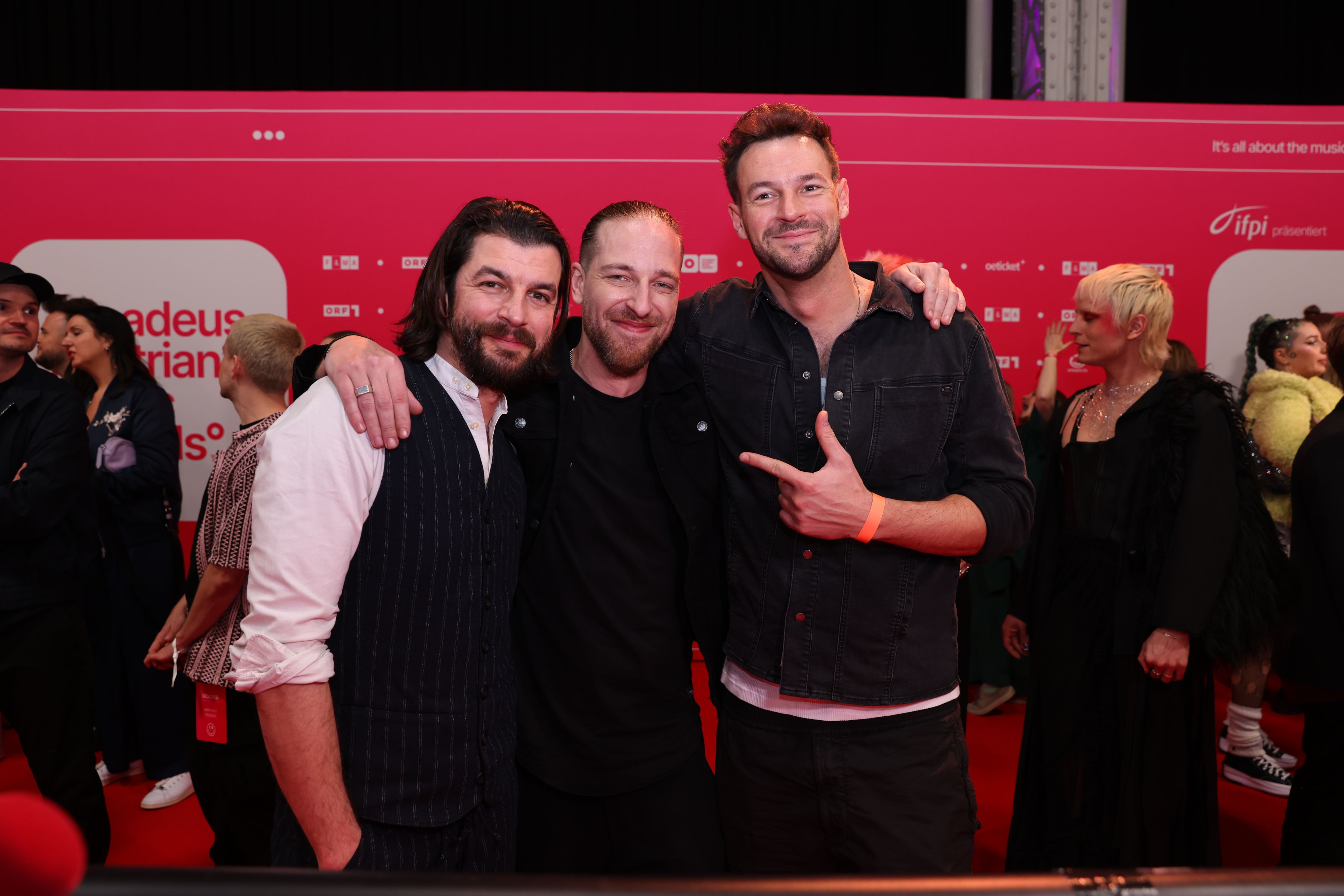 (v.l.n.r.): Otto Jaus, Daniel Fellner und Paul Pizzera gab es an diesem Abend im Dreierpack.