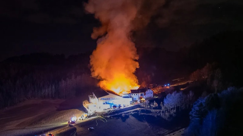 Gegen 23.00 Uhr wurde am Donnerstagabend ein Brand in einem landwirtschaftlichen Anwesen in St. Georgen am Walde gemeldet.