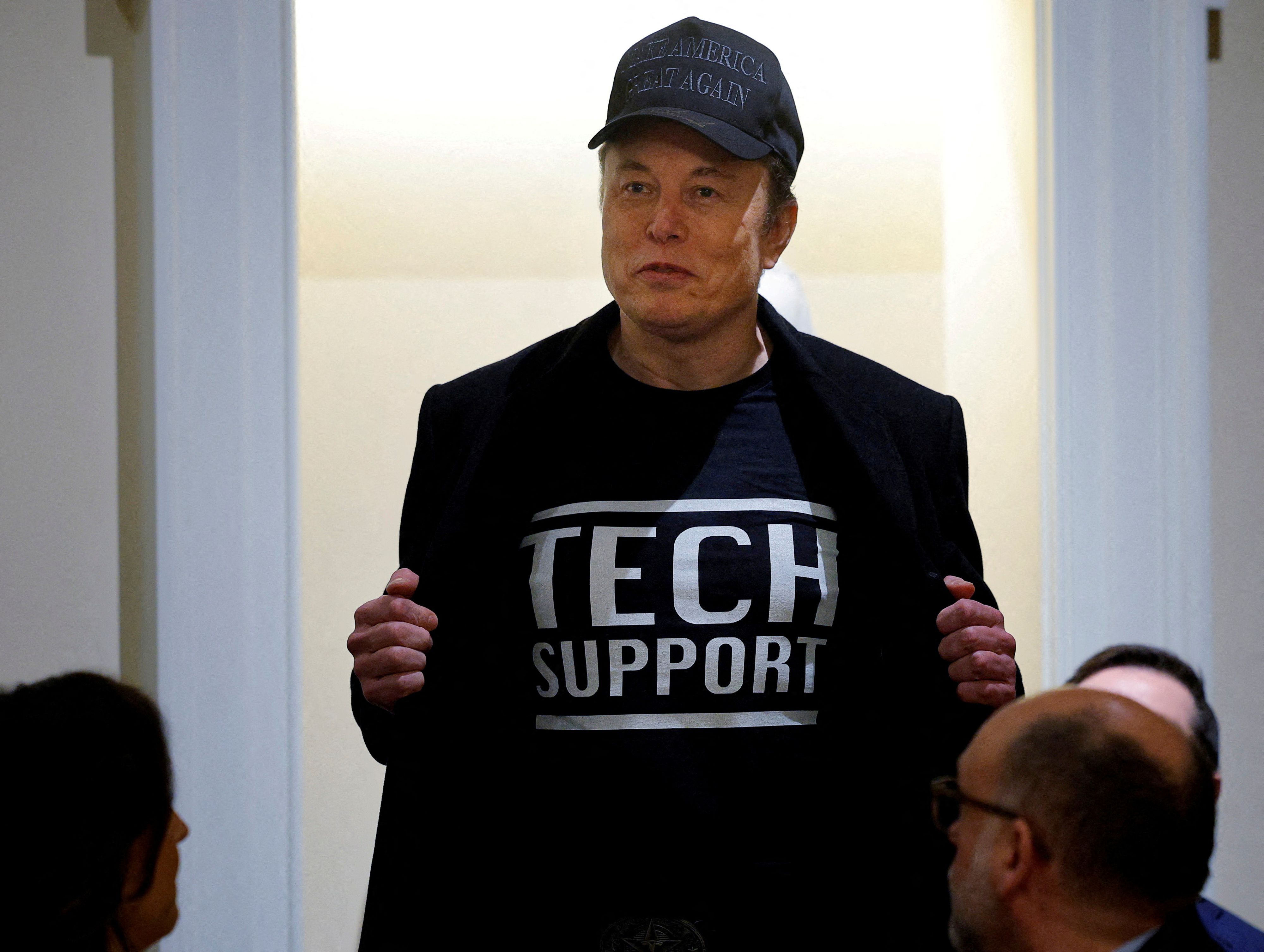 Trägt auch im altehrwürdigen Weißen Haus keinen Anzug: Elon Musk während der ersten Kabinettssitzung am 4. März 2025