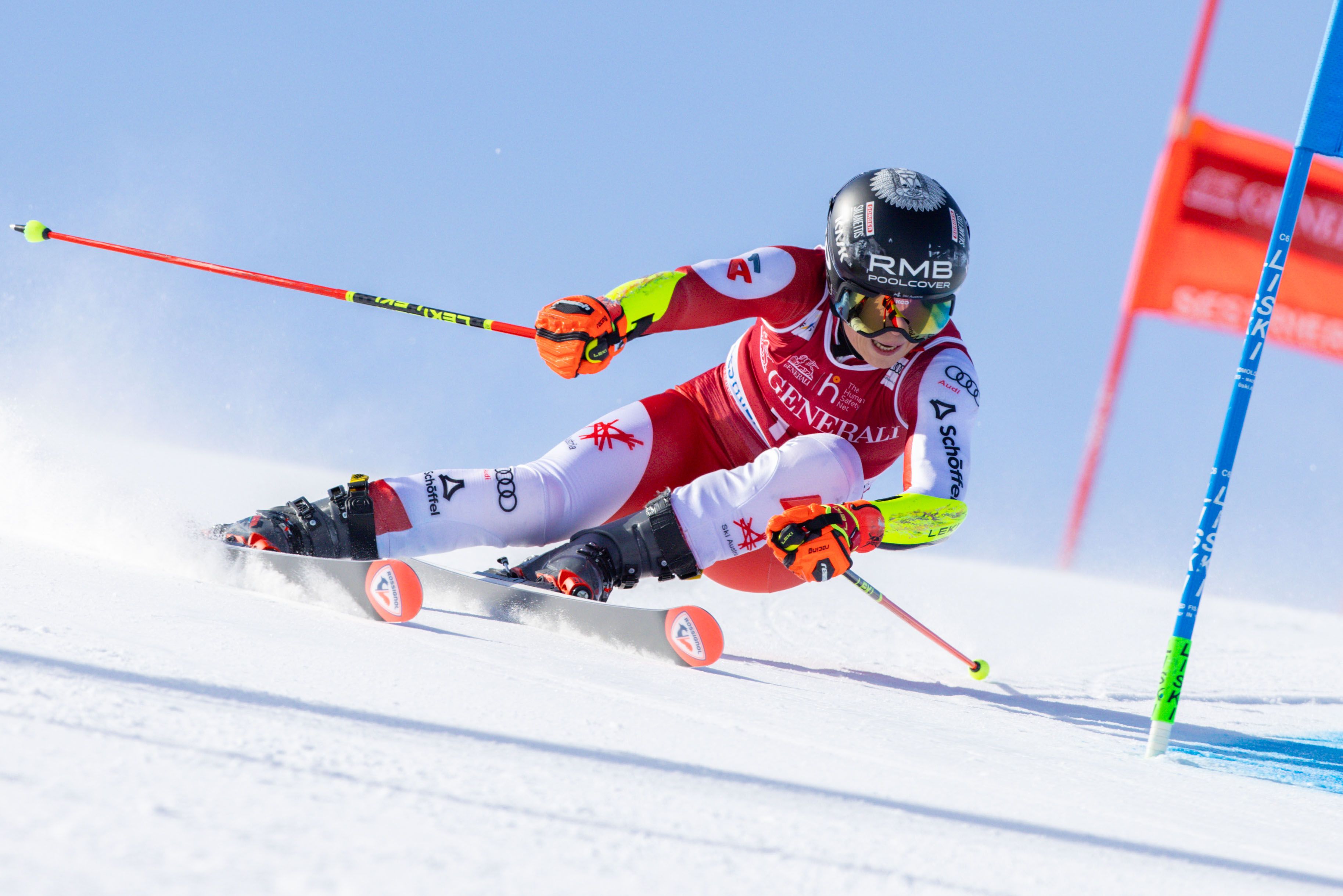 Julia Scheib greift im Super-G an.
