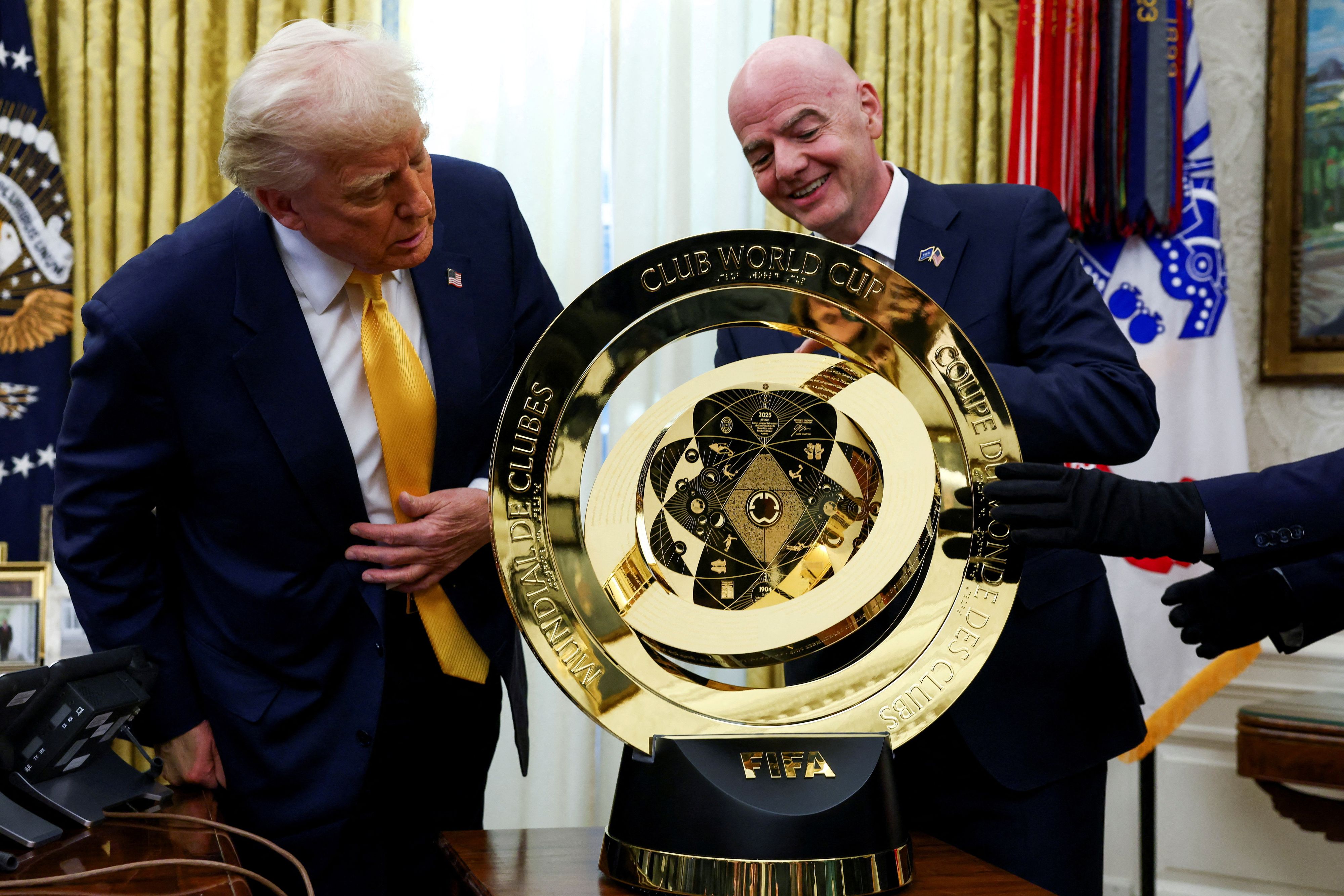 Beim Empfang im Weißen Haus präsentierte Infantino dem US-Präsidenten die Trophäe für die Club-WM, die im Sommer stattfindet.