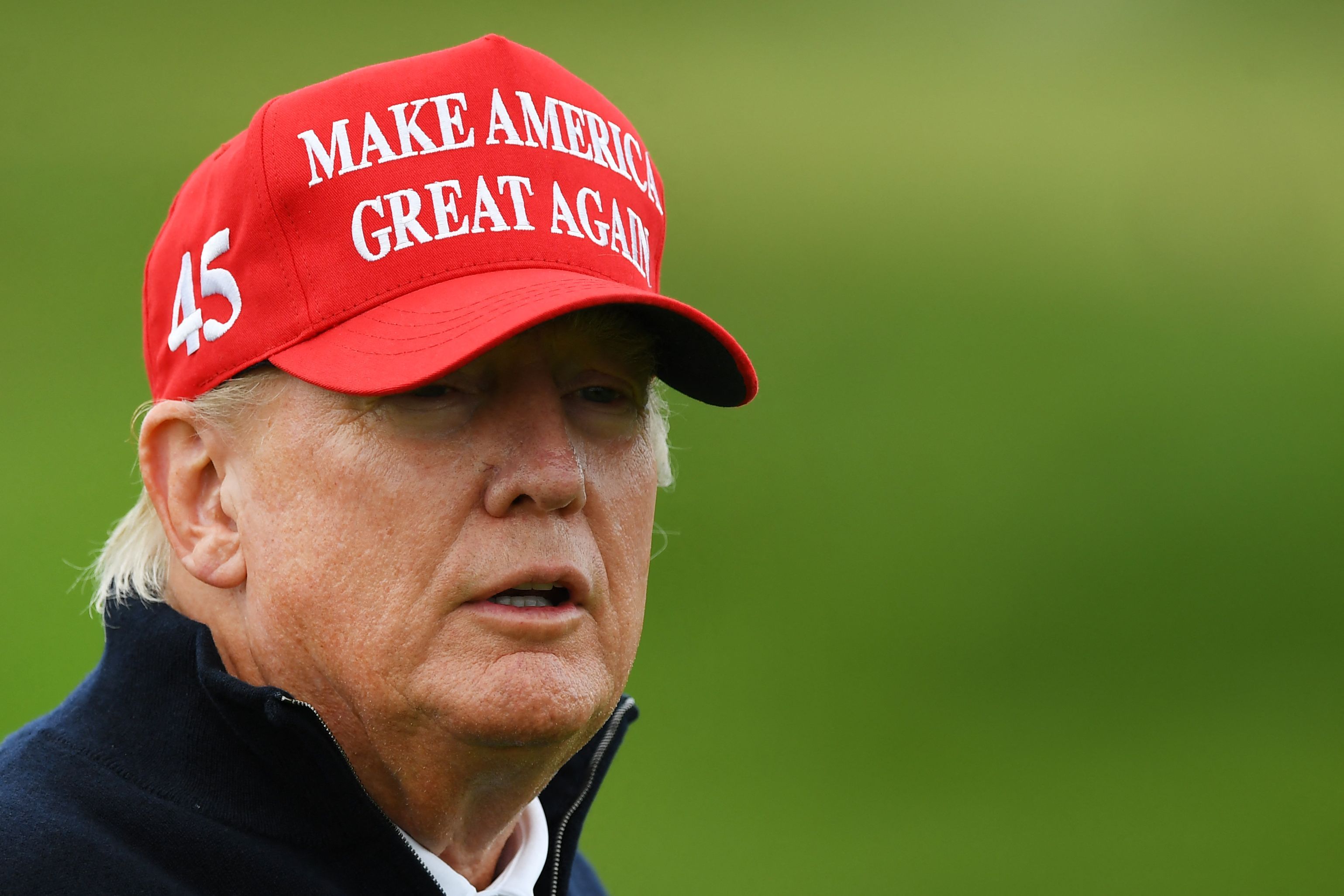 Im schottischen Turnberry haben Aktivisten am Samstag den Golfplatz von US-Präsident Donald Trump mit Farbe verwüstet.