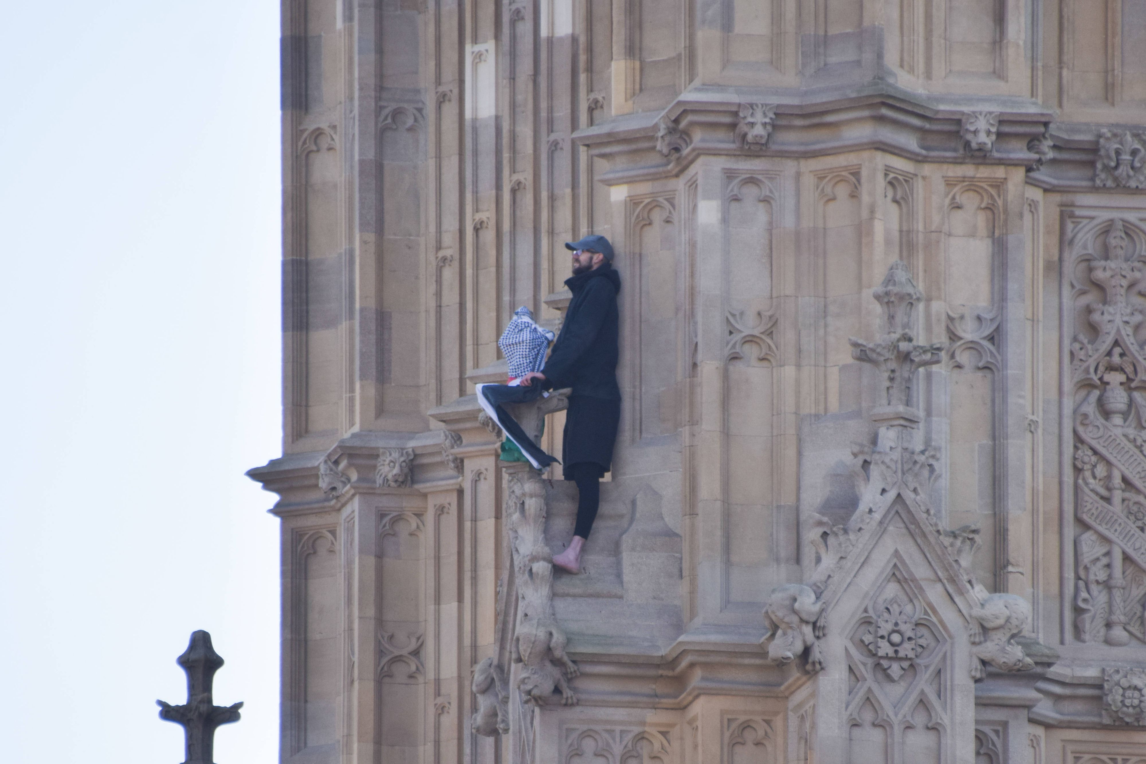 Der Mann war mit einer Flagge auf den Turm geklettert. 