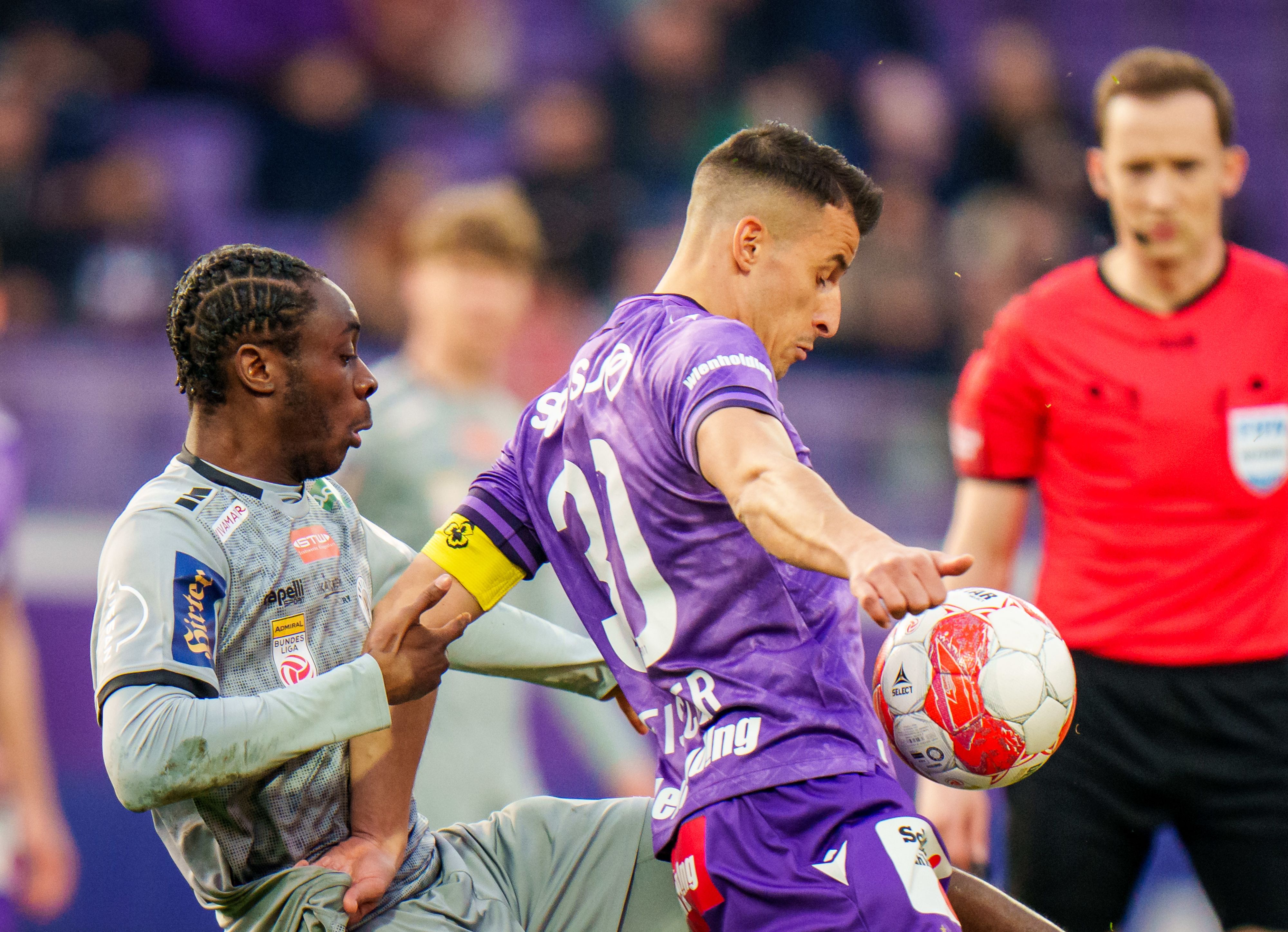 Austria-Kapitän Fischer im Duell gegen Klagenfurt