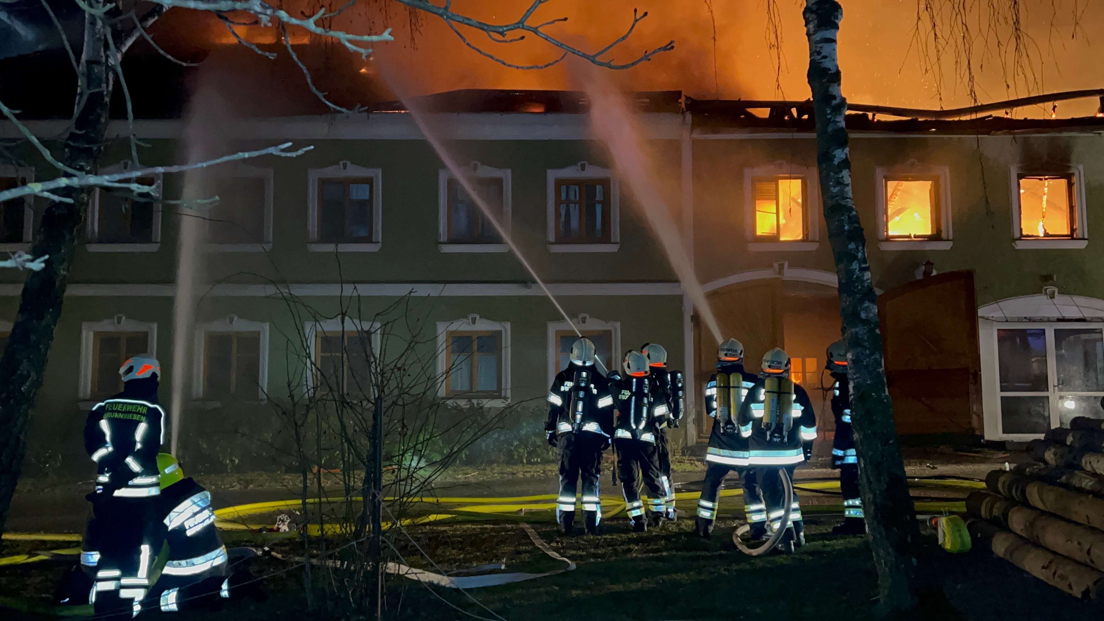 Einsatzkräfte der Feuerwehr kämpften mit einem Großbrand bei Brunnwiesen (Bezirk Melk).