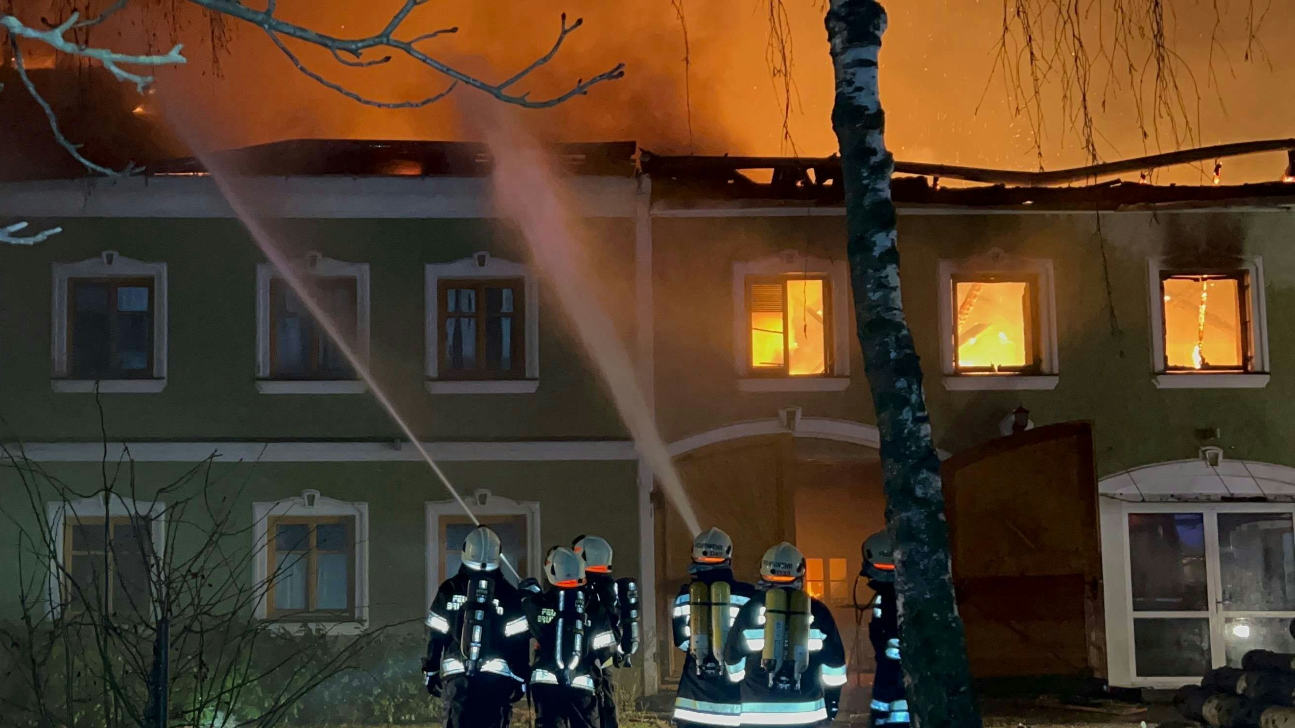 Einsatzkräfte der Feuerwehr kämpften mit einem Großbrand bei Brunnwiesen (Bezirk Melk).