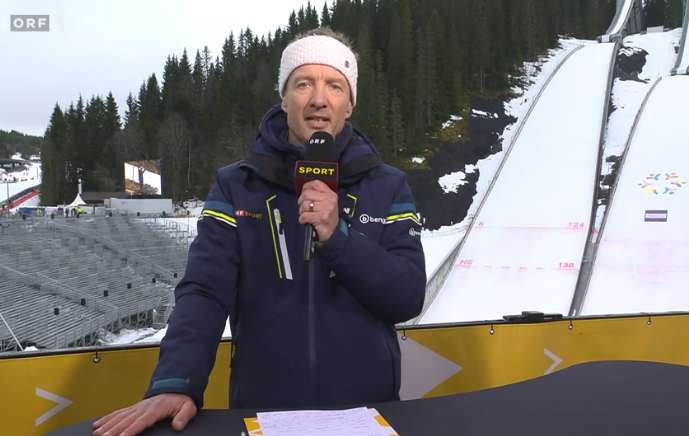 ORF-Moderator Boris Jirka übermittelt die traurige Nachricht von der Sprunganlage in Trondheim.