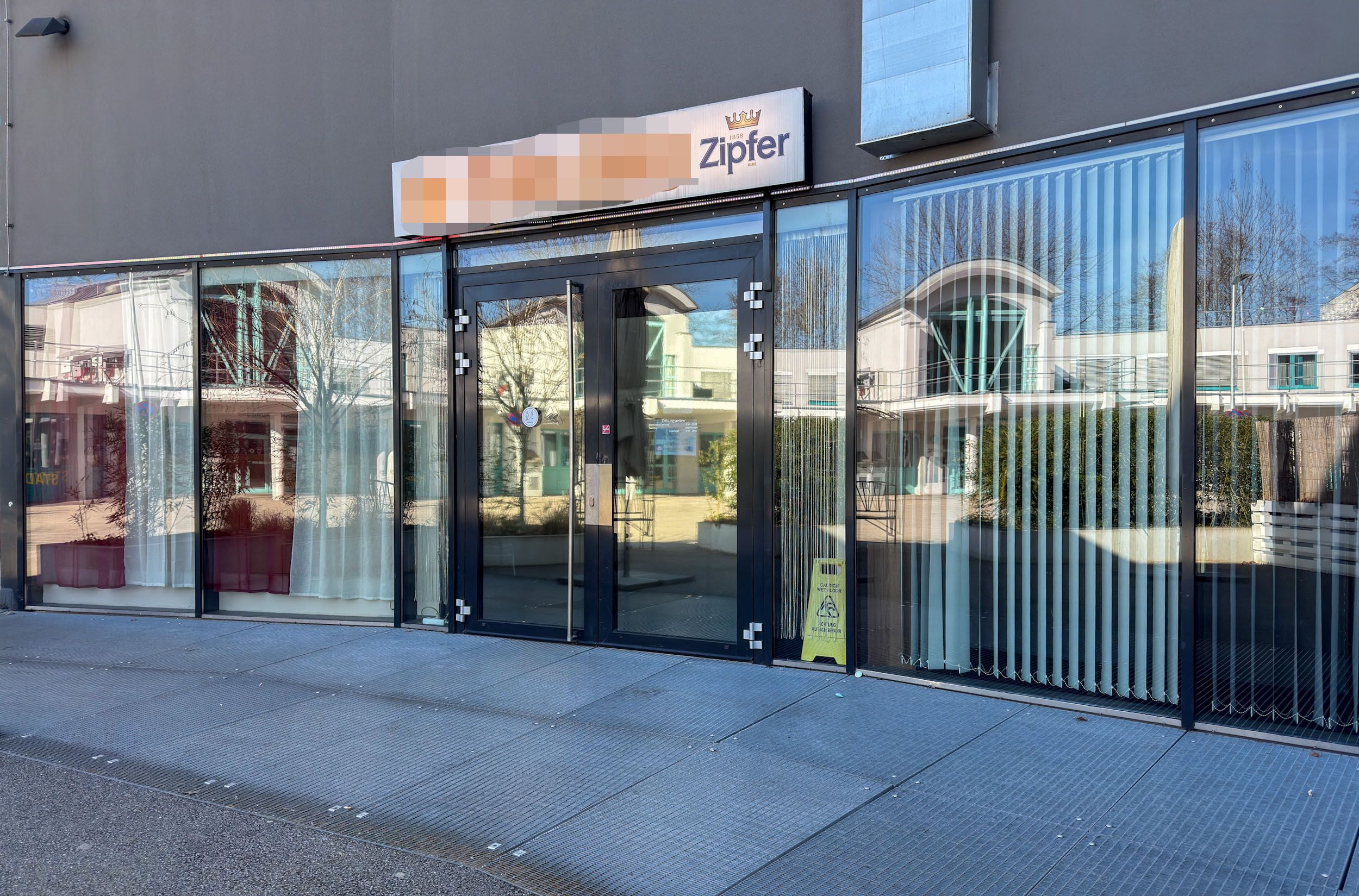 Der 14-Jährige betrat das Lokal im Linzer Stadtteil Auwiesen am Abend mit einer Waffe.