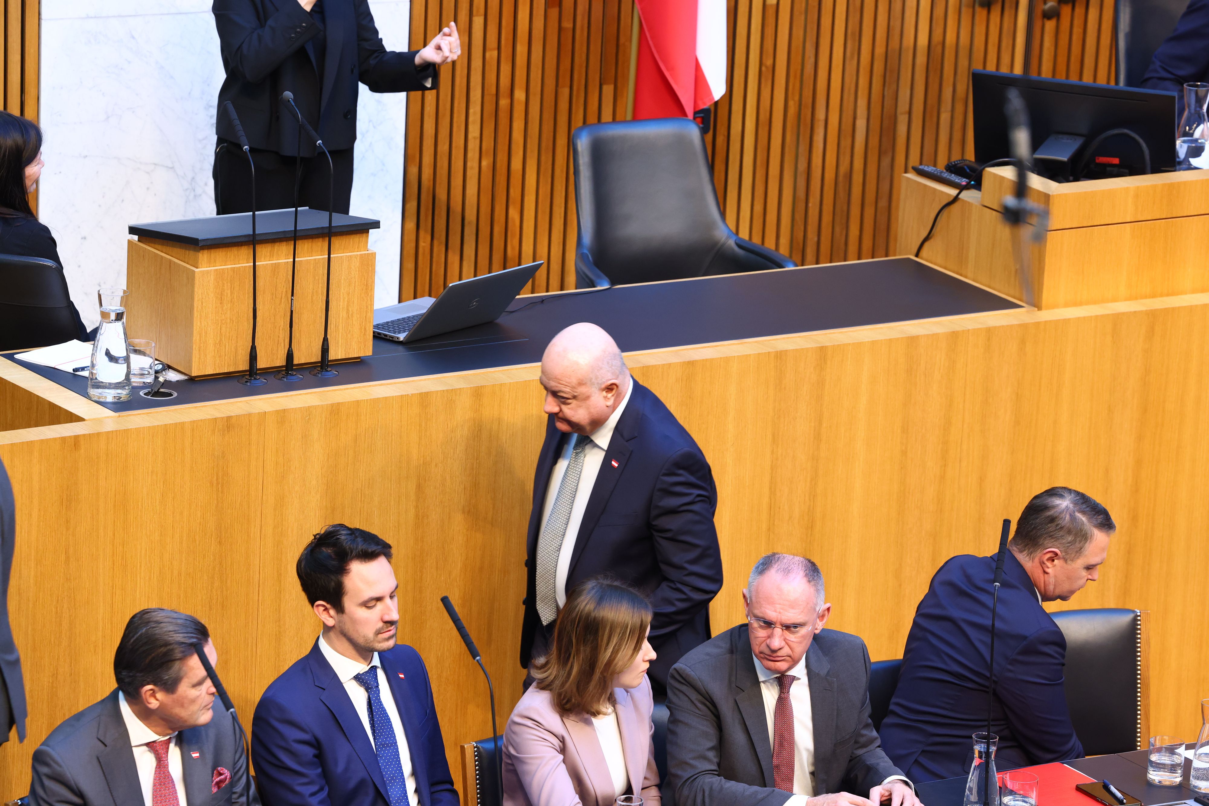 Bundeskanzler Christian Stocker musste die Plenarsitzung am Freitag aus gesundheitlichen Gründen verlassen.