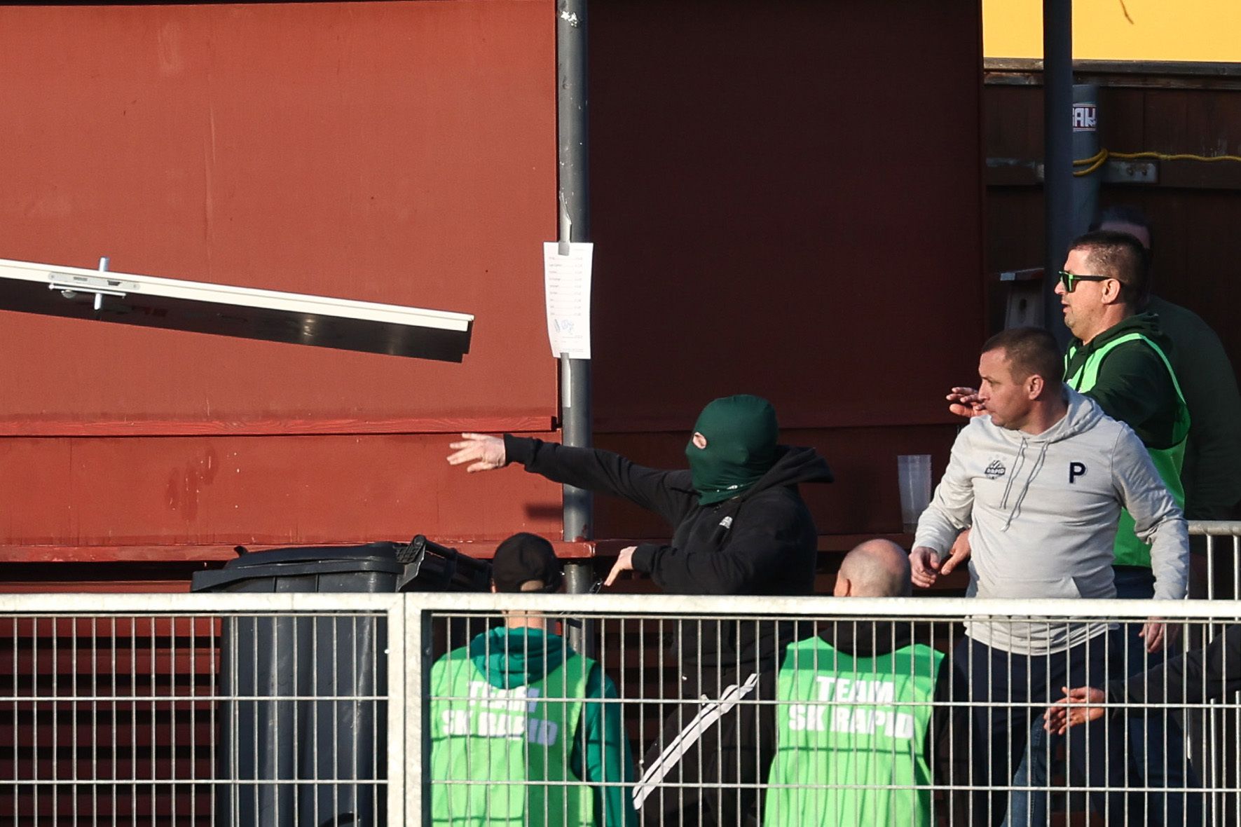 Rapid-Geschäftsführen Hofmann neben einem 