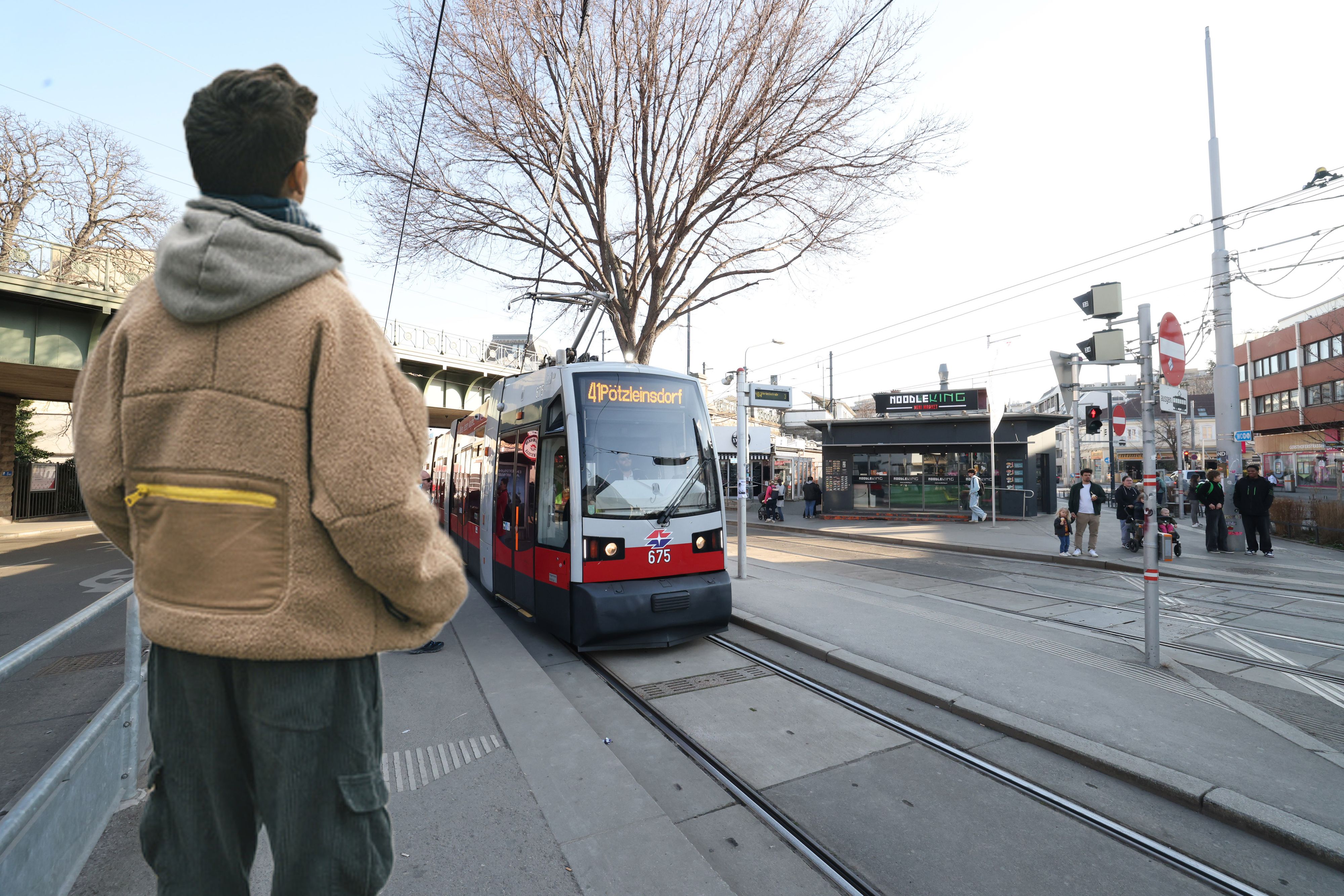 Der Räuber stieg mit Leon (14) in Gersthof in die Straßenbahn (Symbolbild).