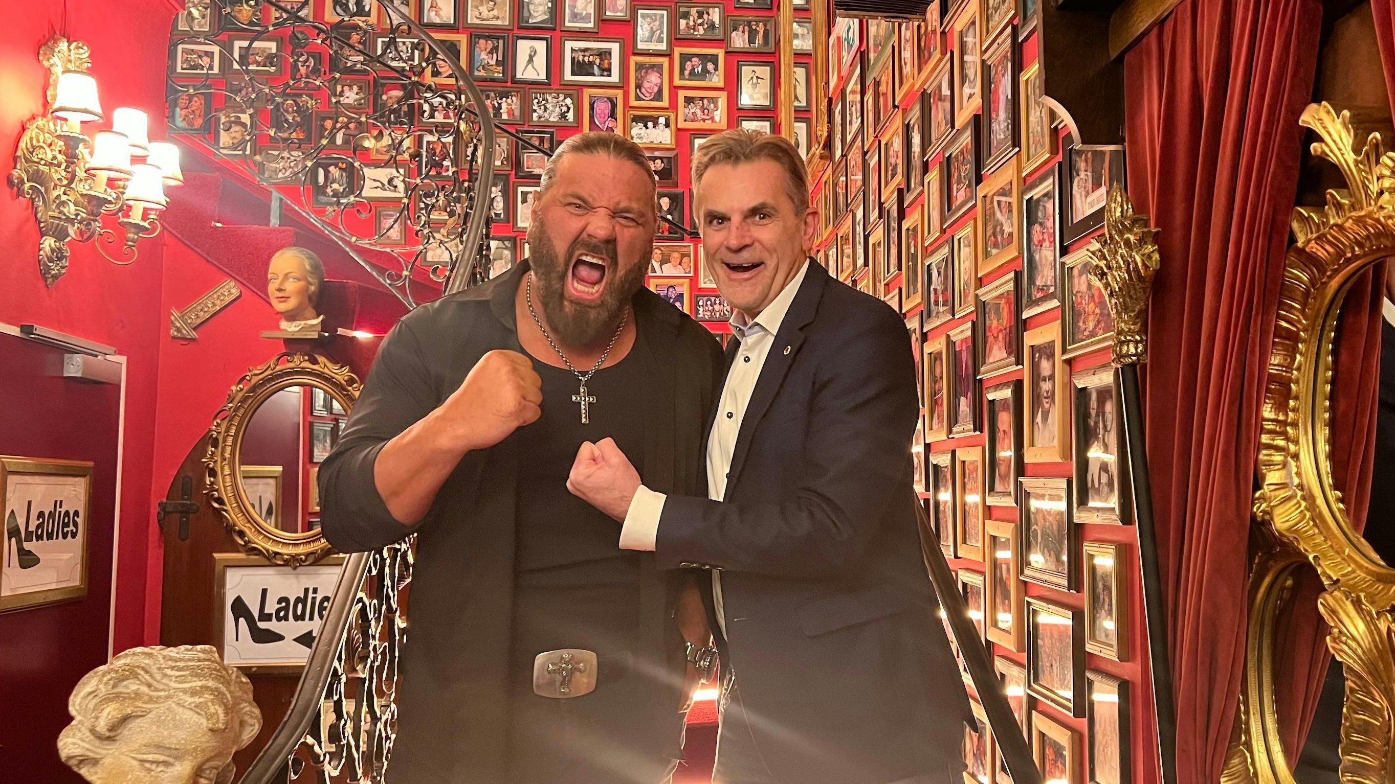 Heute.at - 5.000 Kalorien! Wrestlingstar liebt Society-Lokal