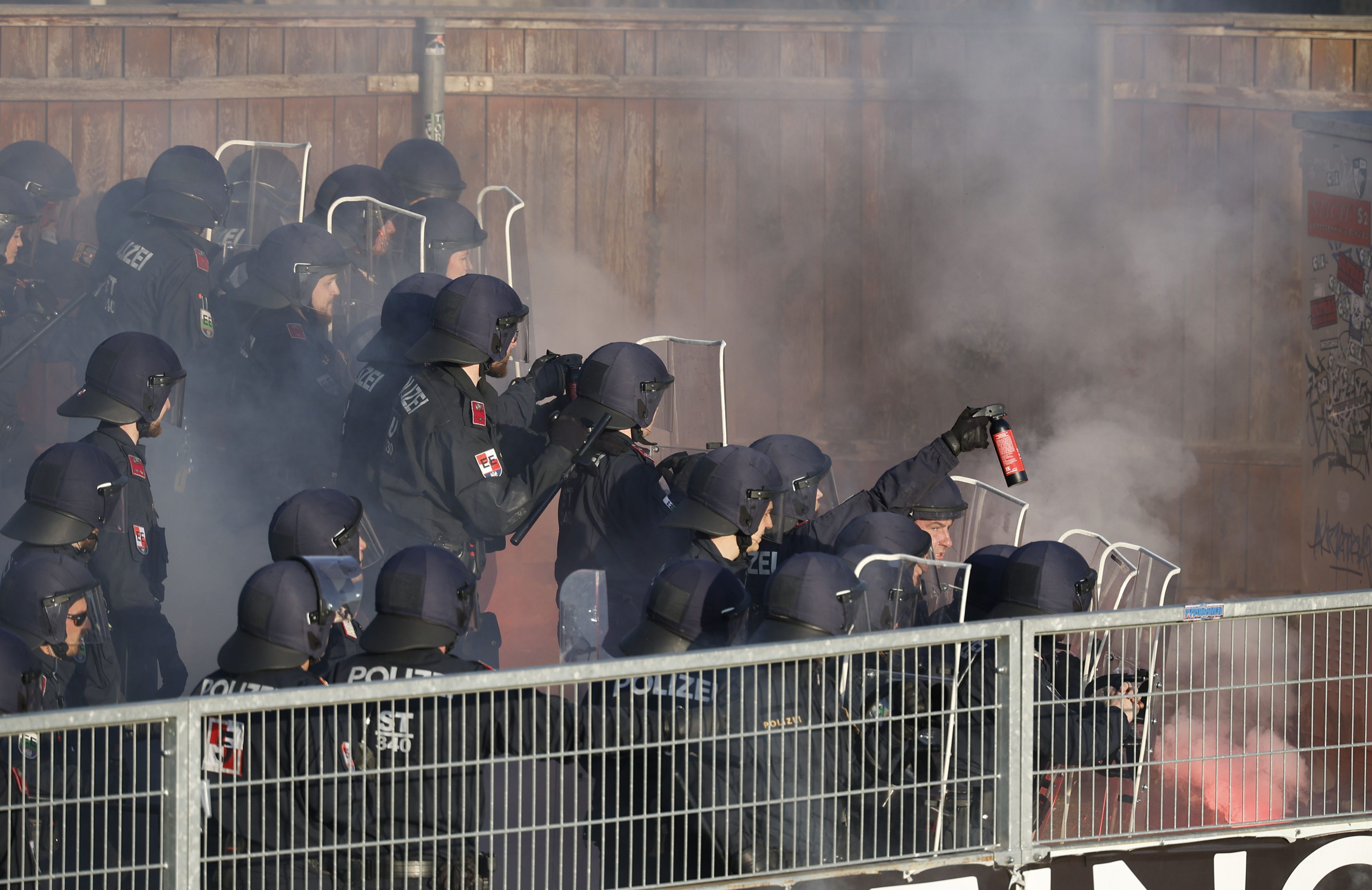 Polizei musste gegen aggressive Fans Pfefferspray einsetzen