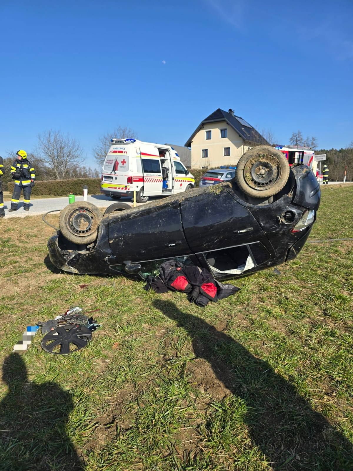 Aus bisher unbekannten Gründen überschlug sich das Auto.