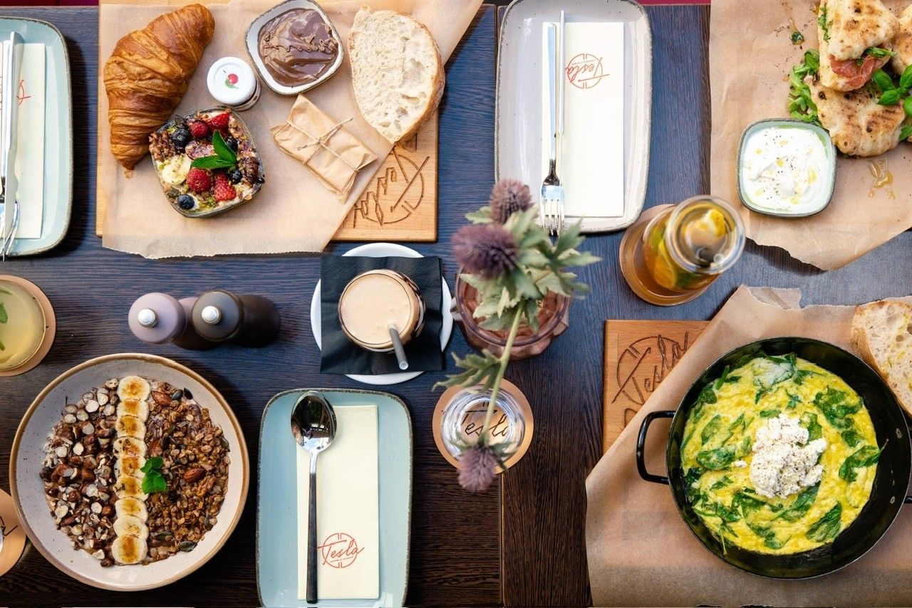 Tesla Café & Concept ist ein Ort für kulinarische Genüsse, zündende Ideen und anregende Gespräche.