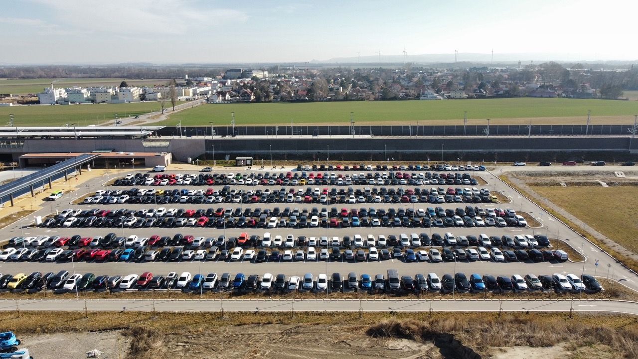 Der neue, moderne Bahnhof Ebreichsdorf bietet Pendlern eine zeitgemäße Infrastruktur – doch oft ist kein Parkplatz mehr frei.