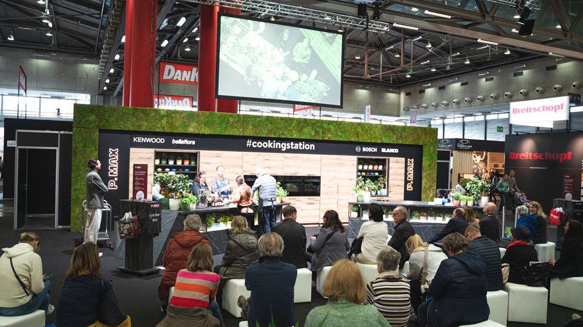 In Halle A wird aufgekocht - Chefkoch Julian Kutos ist vor Ort bei einer Cookingstation anzutreffen.