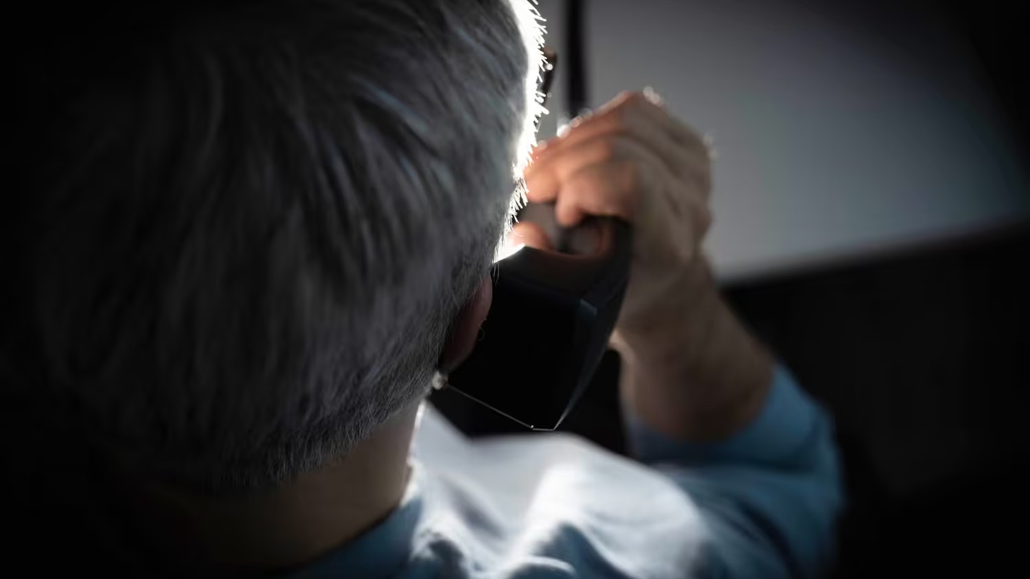 Für jedes Telefonat muss der Vater Geld zahlen (Symbolbild).