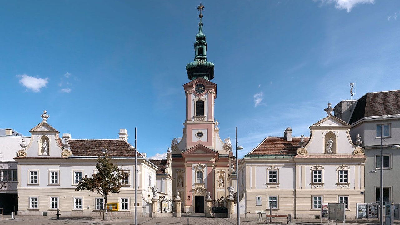 Pfarrhof und Stadtpfarrkirche am Hauptplatz in Schwechat